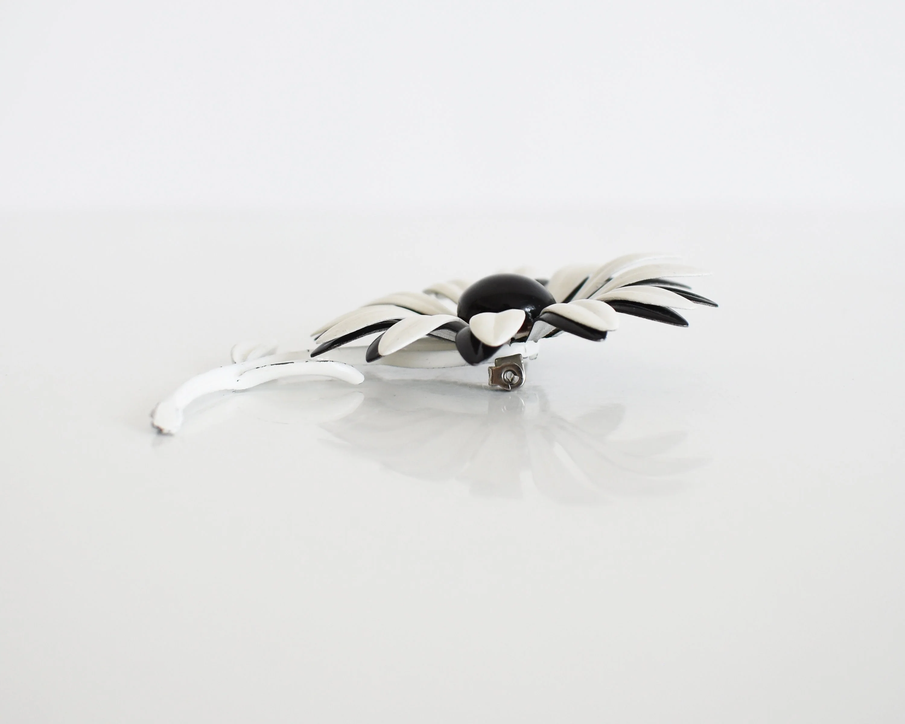 Black and White Flower Power Pin Vintage 60s Enamel Floral Pin, 60s Large Mod Daisy Brooch - Image 7