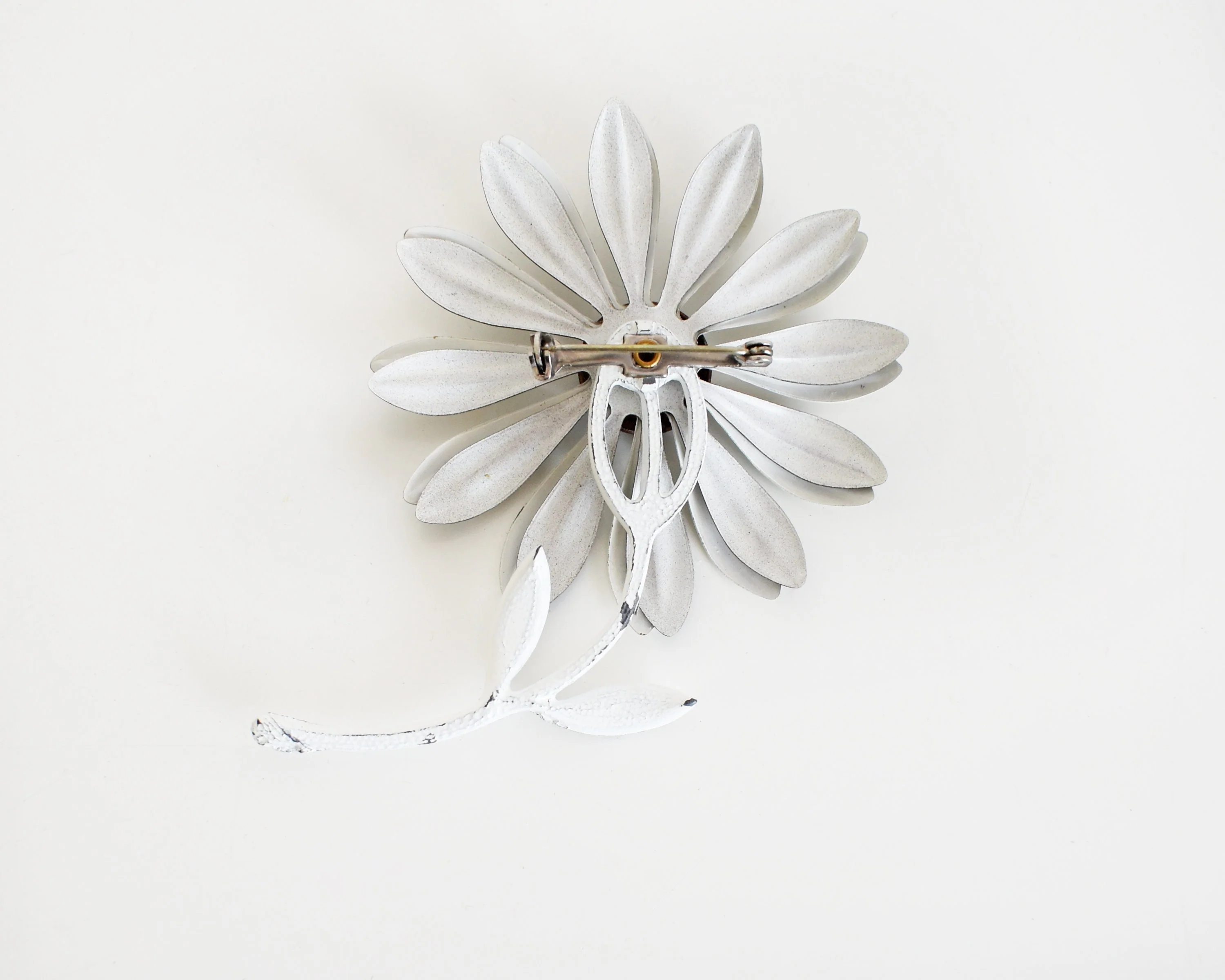 Black and White Flower Power Pin Vintage 60s Enamel Floral Pin, 60s Large Mod Daisy Brooch - Image 8