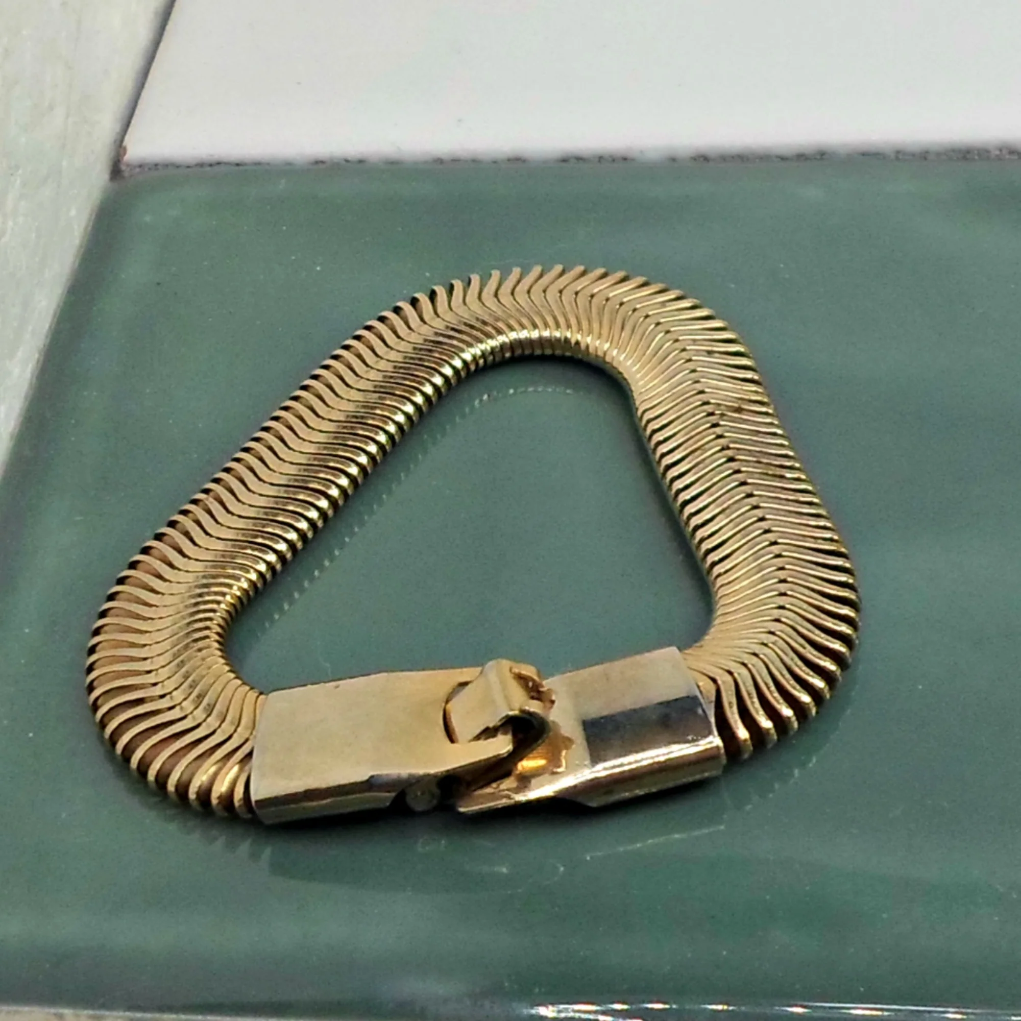 Bracelet Fish Spine Coil Goldtone Flexible - Image 3