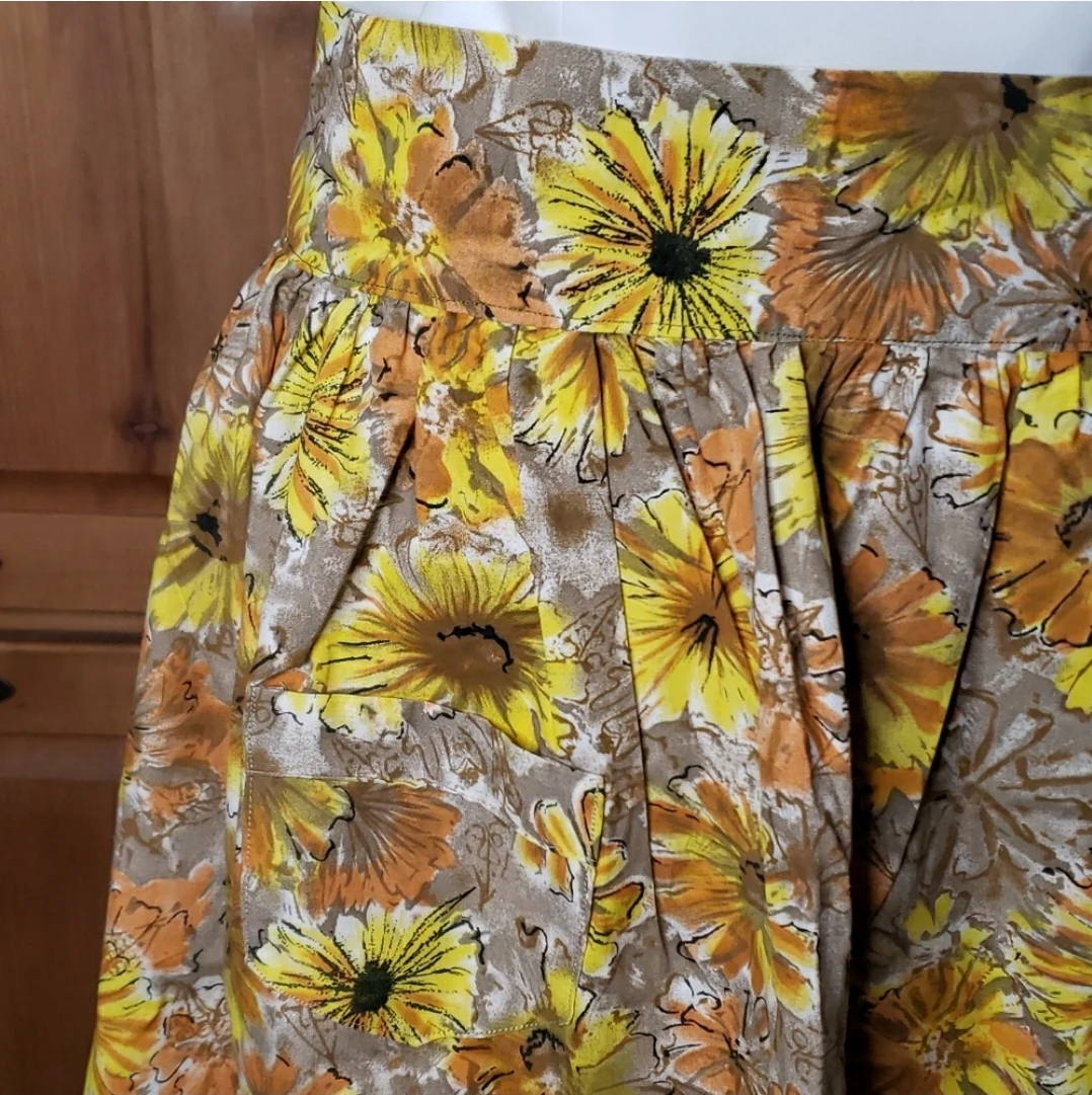 Brn/yel/org Floral Print Hostess Half Apron - Image 9