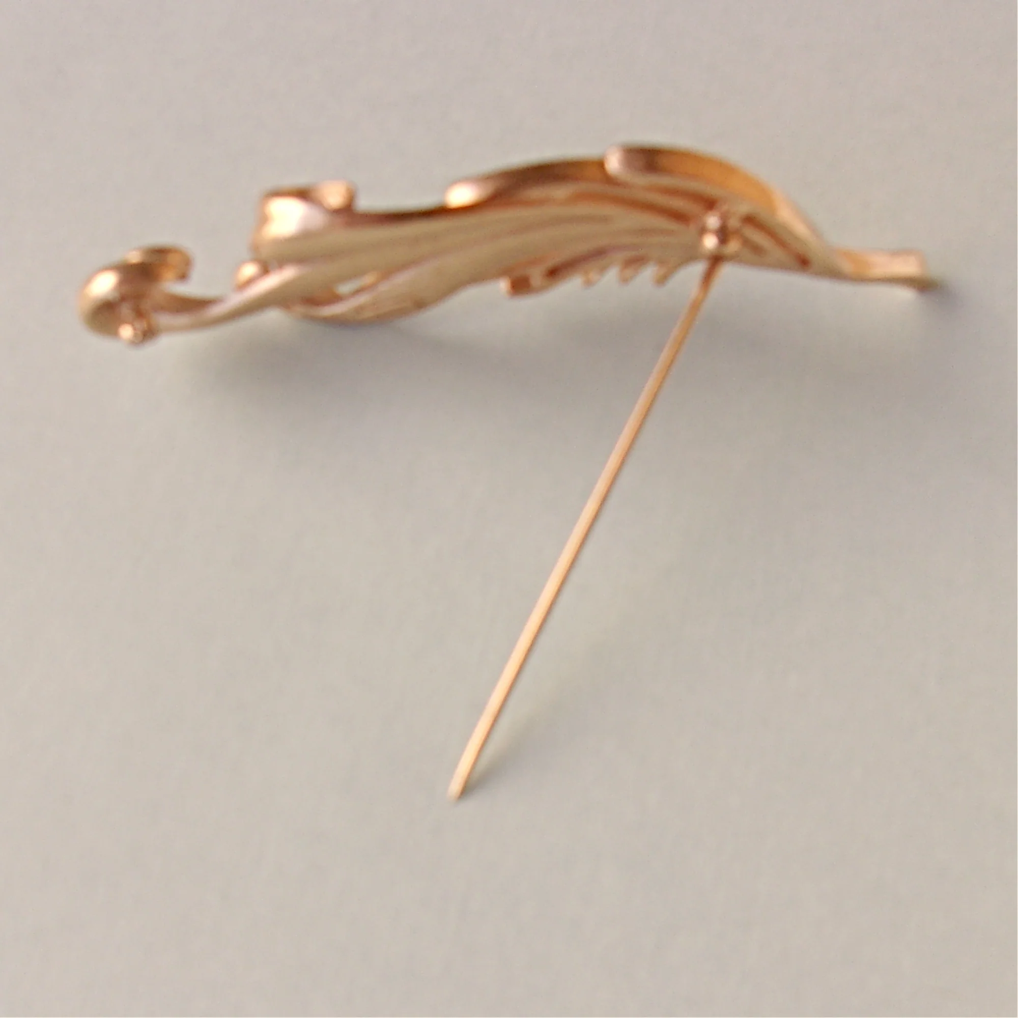 Brooch Curly Feather Brushed Goldtone Pin By Crown Trifari - Image 5