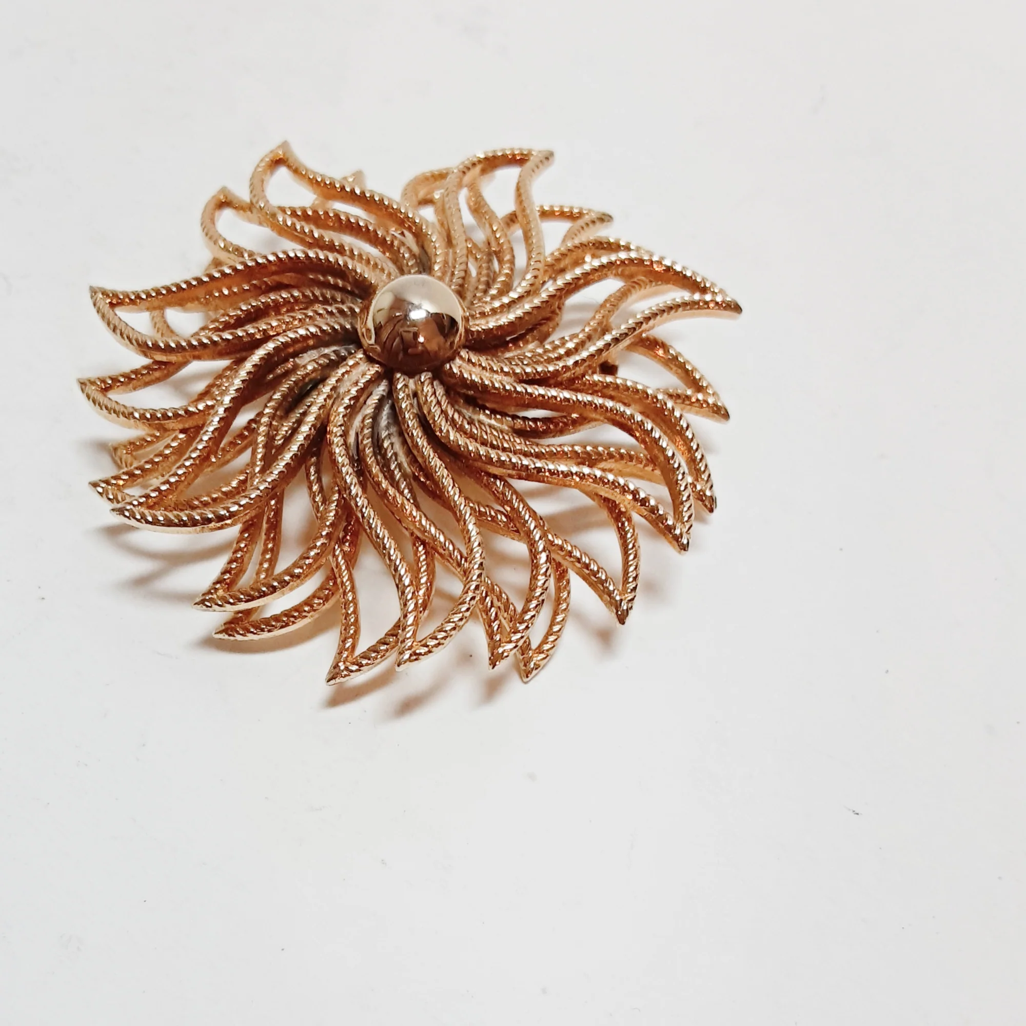 Brooch Goldtone Swirly Comet Flower Pin - Image 3