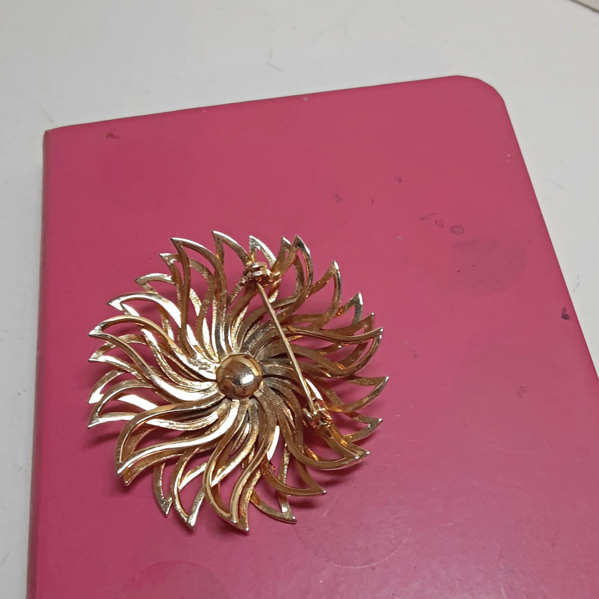 Brooch Goldtone Swirly Comet Flower Pin - Image 4