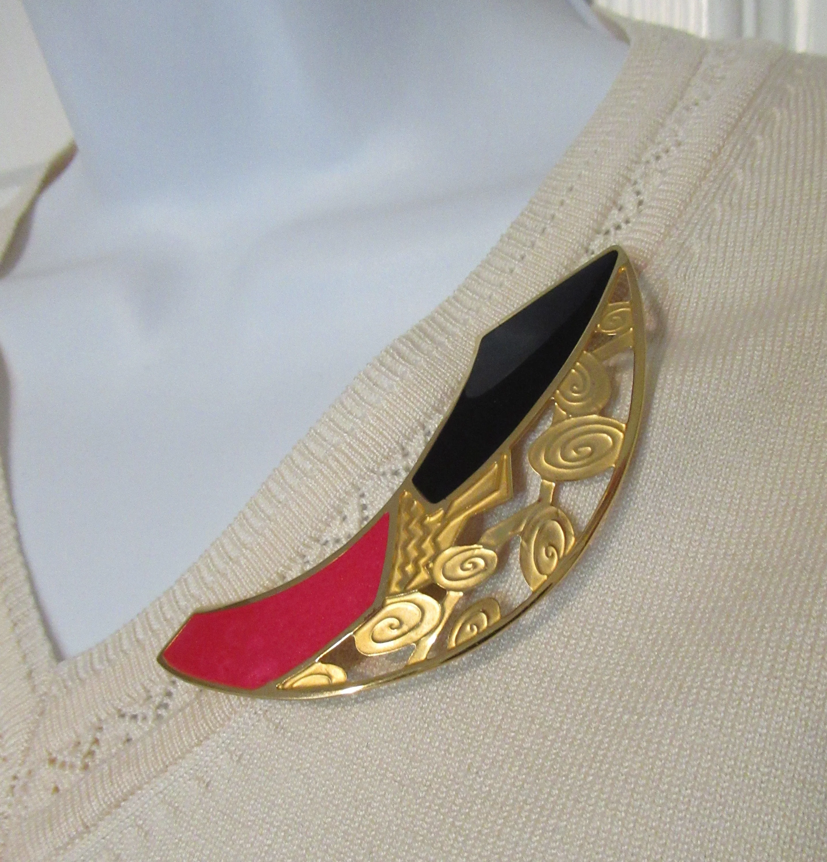 Brooch Red and Black Enamel On Gold Tone Metal with Swirl Design Early 80s Logo and Design Lightweight Unique Designer Vintage by Berebi - Image 7