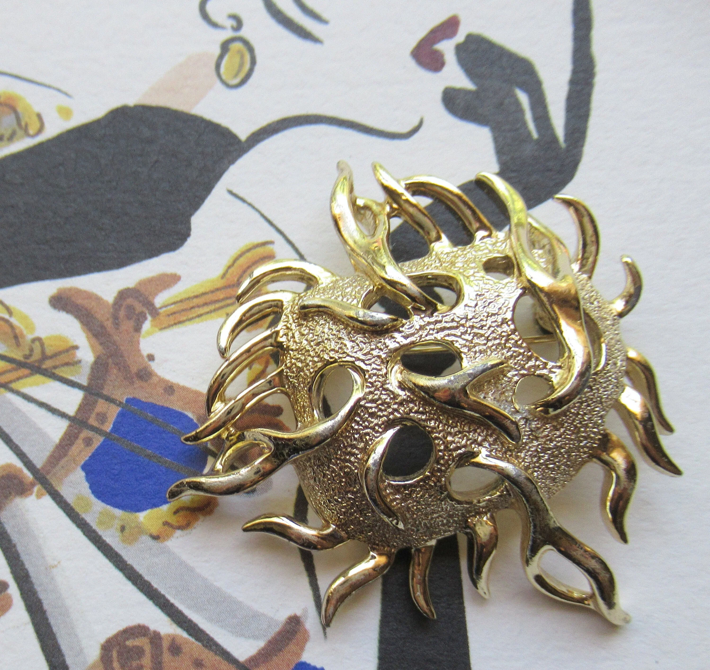 Brooch Sea Anemone 3 Dimensional Unique Design Gold Tone Metal Eye Catching and Unusual Piece Well Made Vintage by Sarah Coventry - Image 4