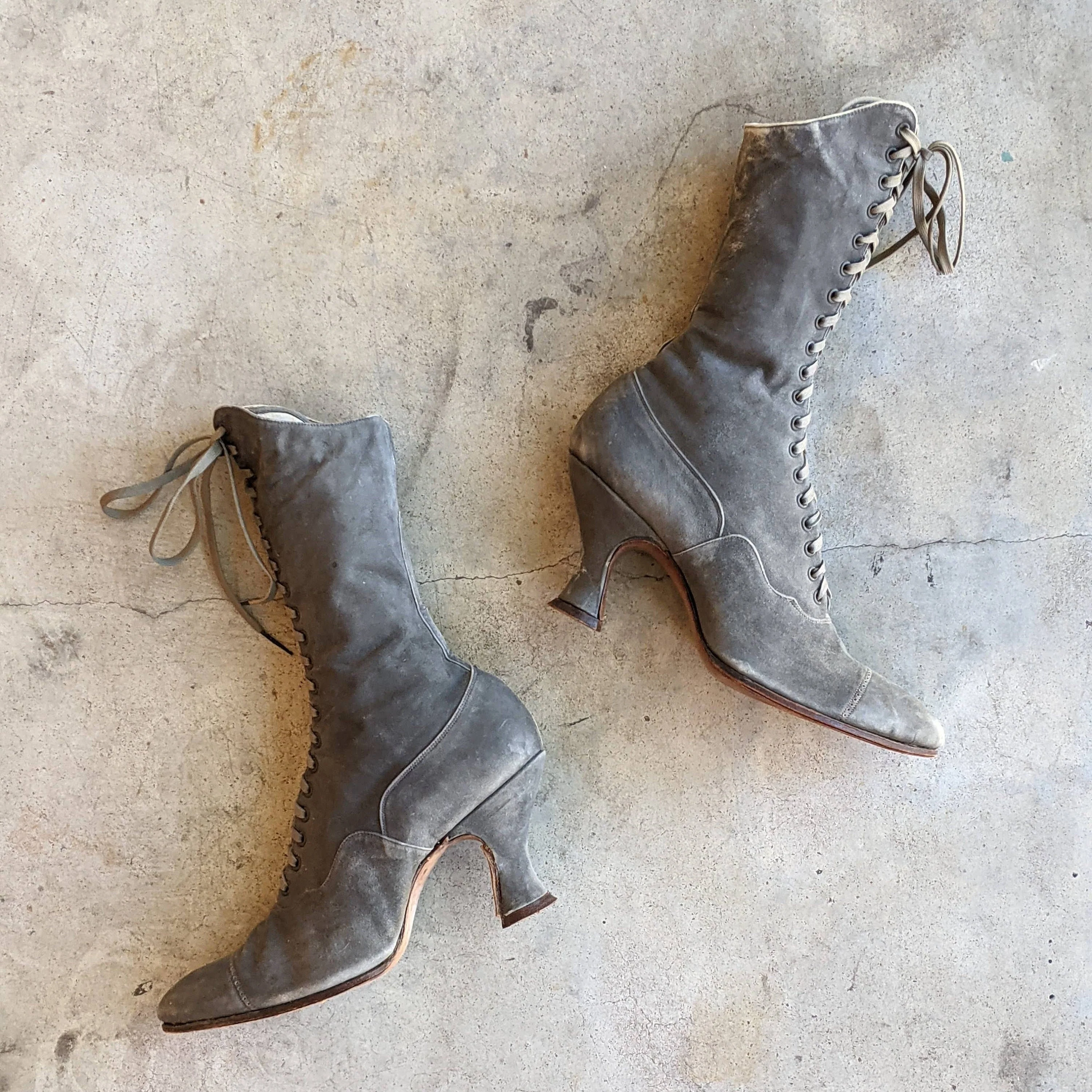 C. 10s-20s Gray Suede Boots Approx Sz 5 Antique Edwardian Victorian Shoes Historical Fashion Witchy Style - Image 2
