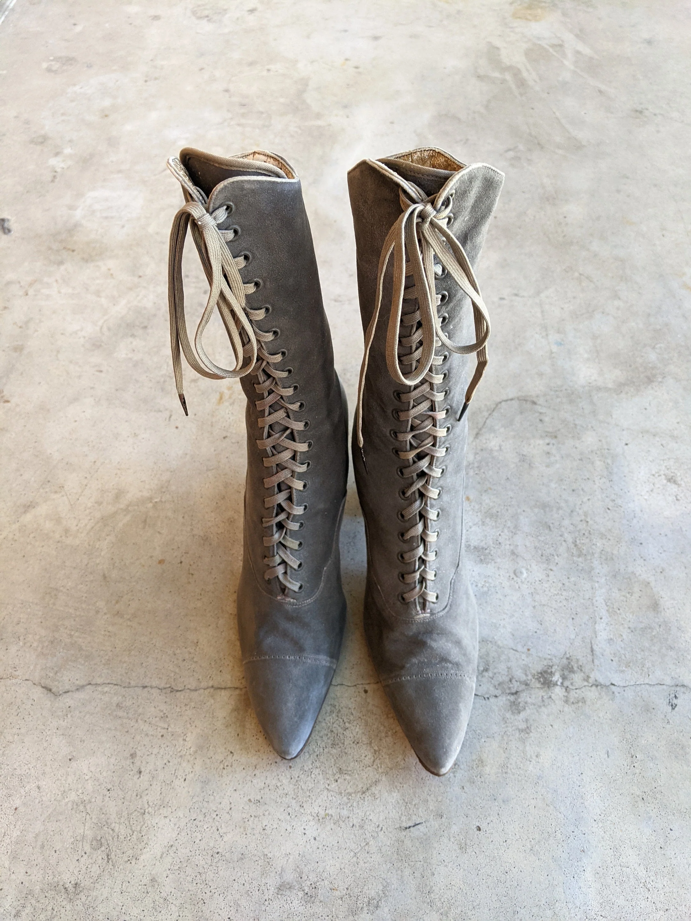 C. 10s-20s Gray Suede Boots Approx Sz 5 Antique Edwardian Victorian Shoes Historical Fashion Witchy Style - Image 4