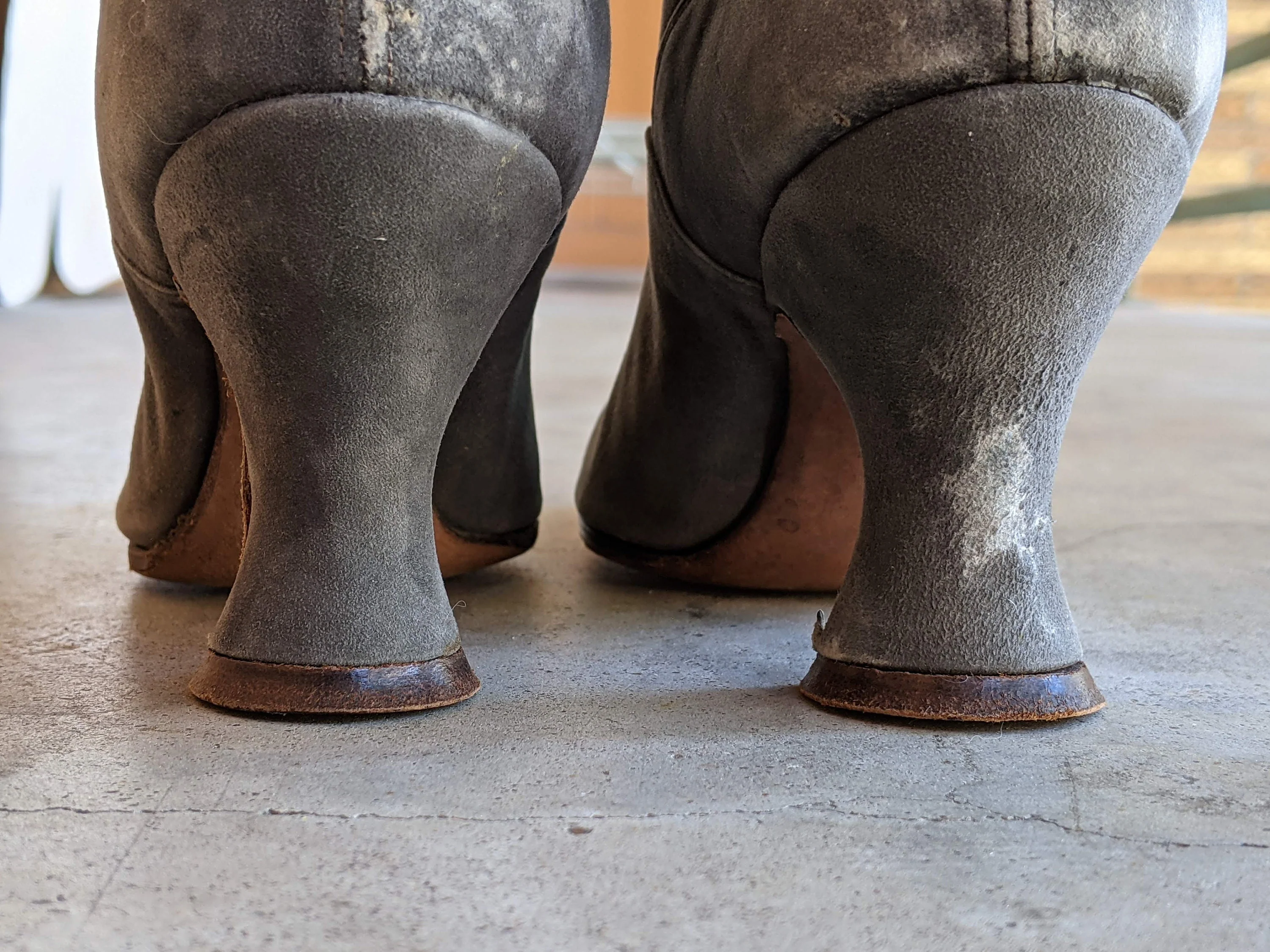 C. 10s-20s Gray Suede Boots Approx Sz 5 Antique Edwardian Victorian Shoes Historical Fashion Witchy Style - Image 7