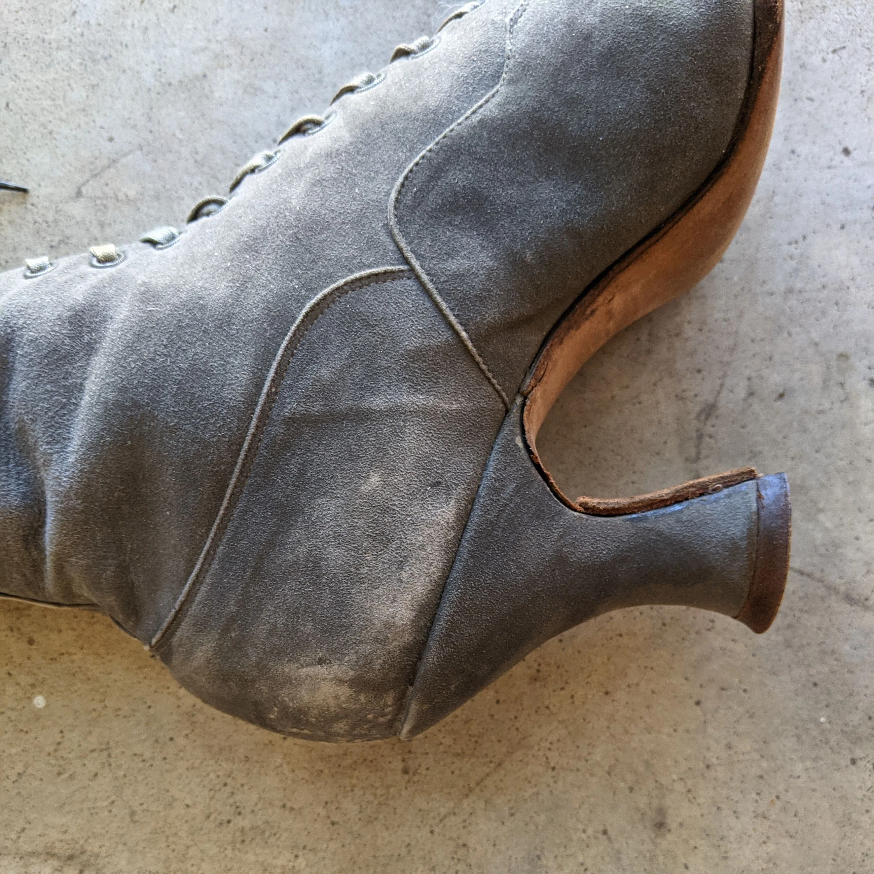 C. 10s-20s Gray Suede Boots Approx Sz 5 Antique Edwardian Victorian Shoes Historical Fashion Witchy Style - Image 8