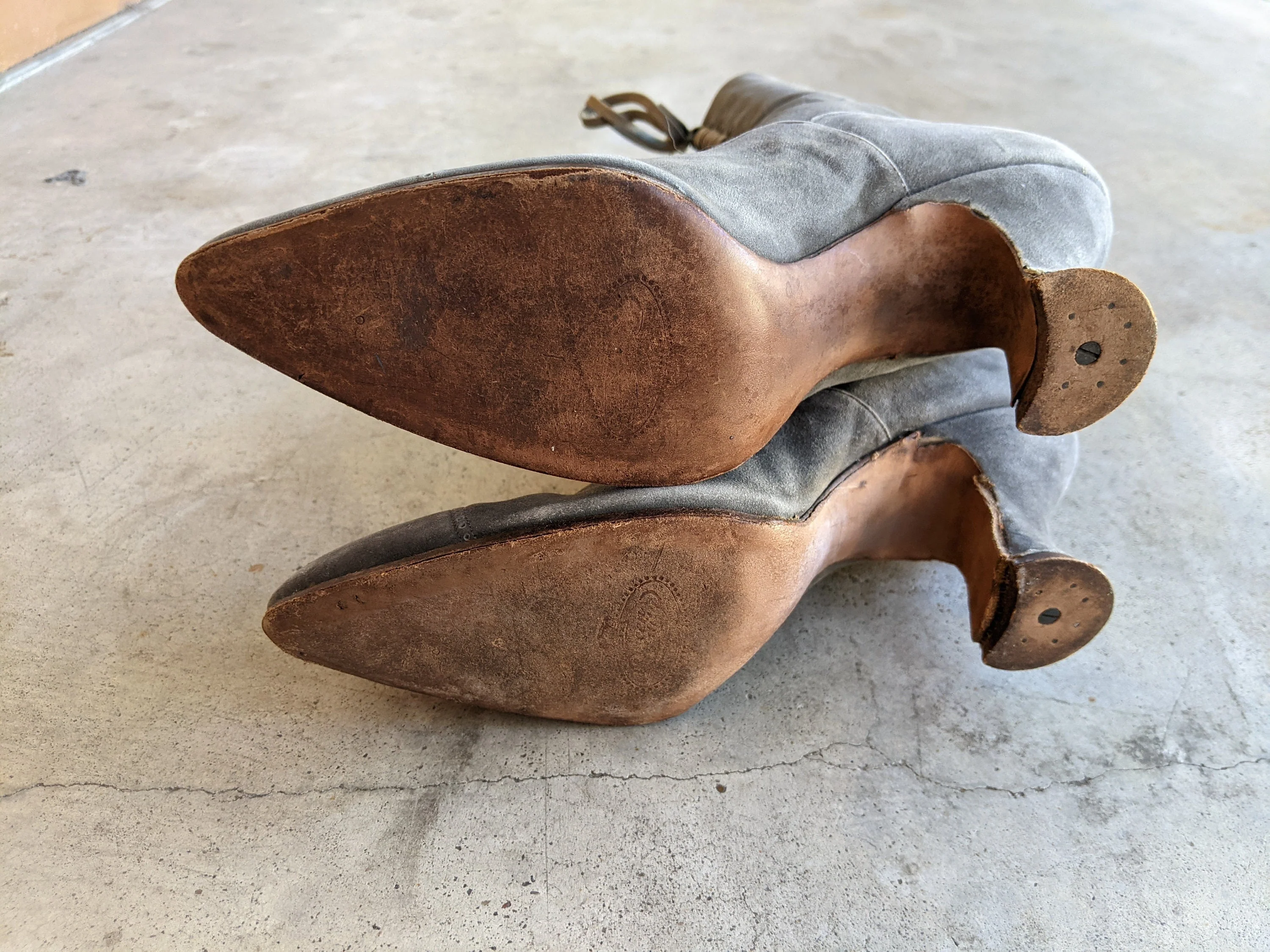 C. 10s-20s Gray Suede Boots Approx Sz 5 Antique Edwardian Victorian Shoes Historical Fashion Witchy Style - Image 9
