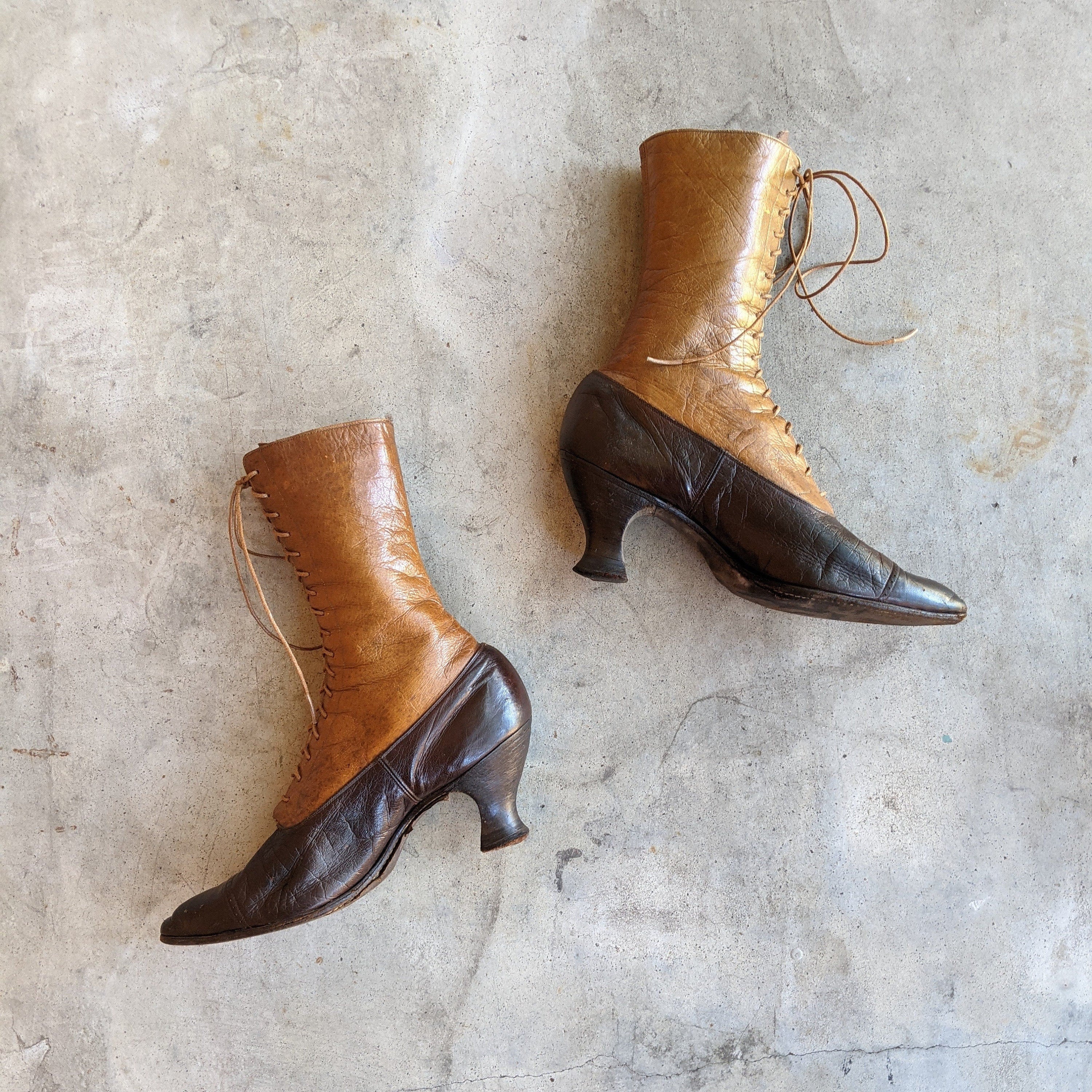 C. 10s-20s Two-Tone Brown Boots Approx Sz 6 Antique Edwarian Victorian Clothing Historical Fashion Witchy Style - Image 3