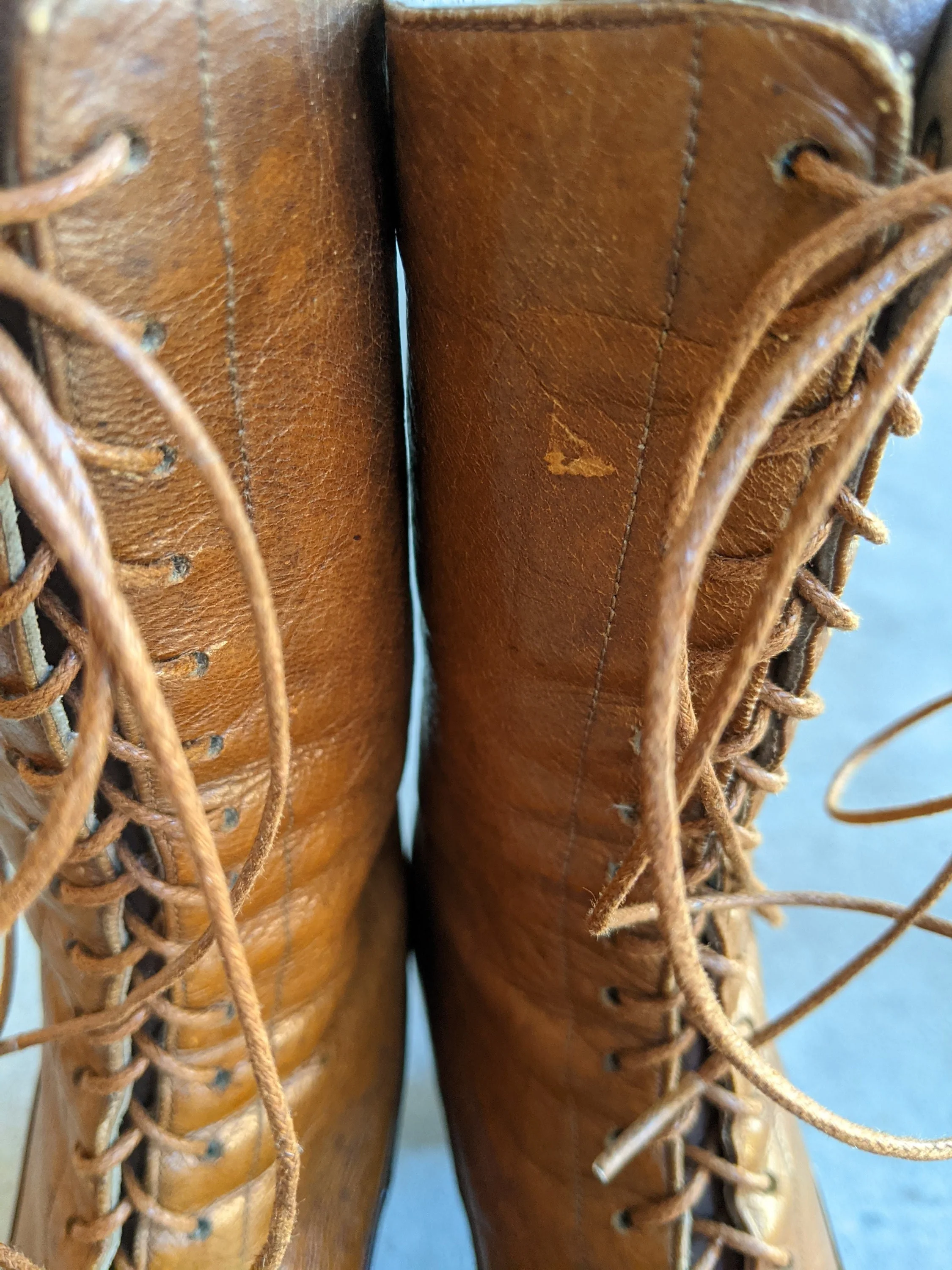 C. 10s-20s Two-Tone Brown Boots Approx Sz 6 Antique Edwarian Victorian Clothing Historical Fashion Witchy Style - Image 6