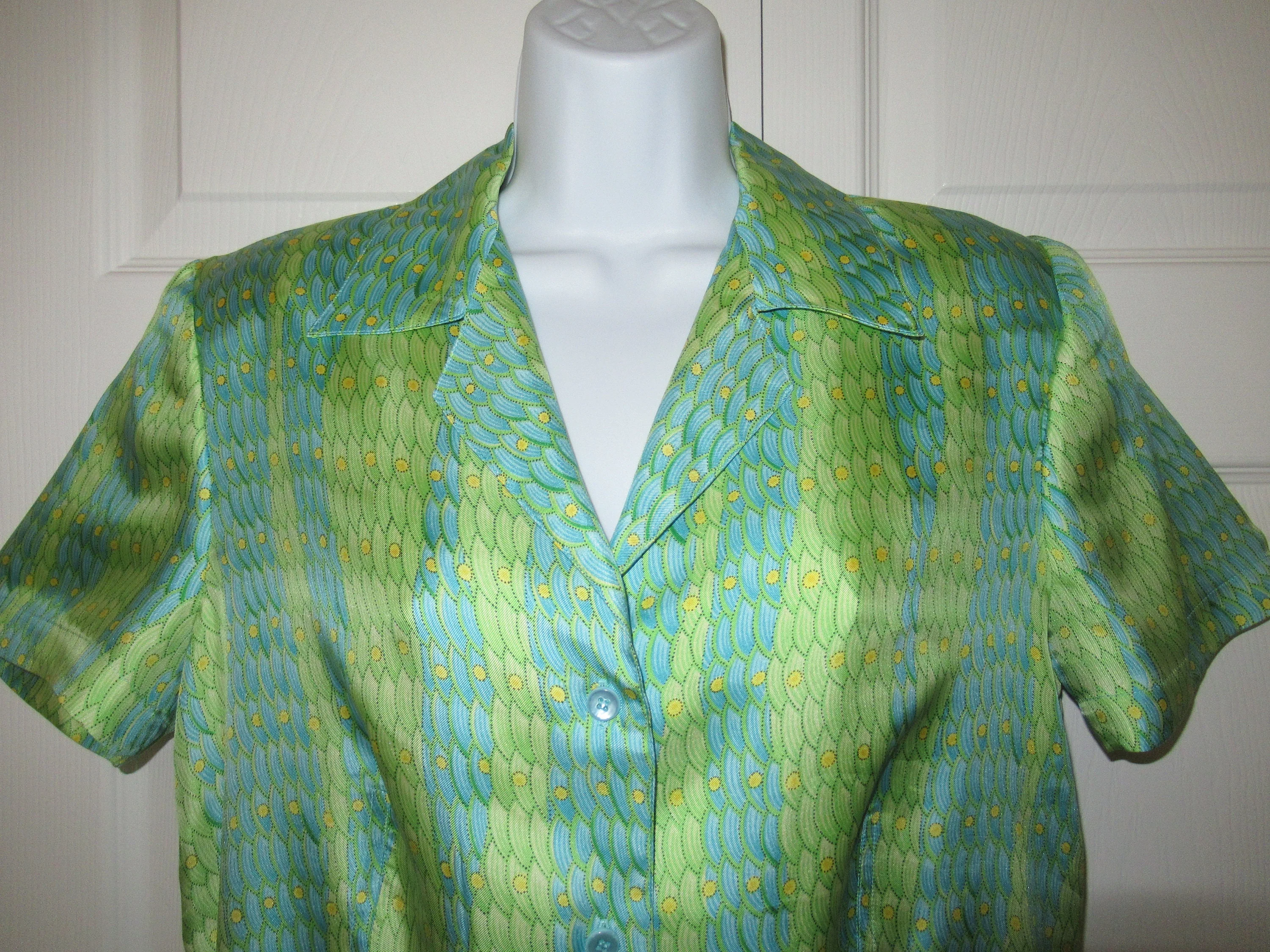 Carlisle Blouse Silk Greenteal Made In British Crown Colony of Hong Kong 8 Front Buttons Short Sleeve Collar by Carlisle - Image 5