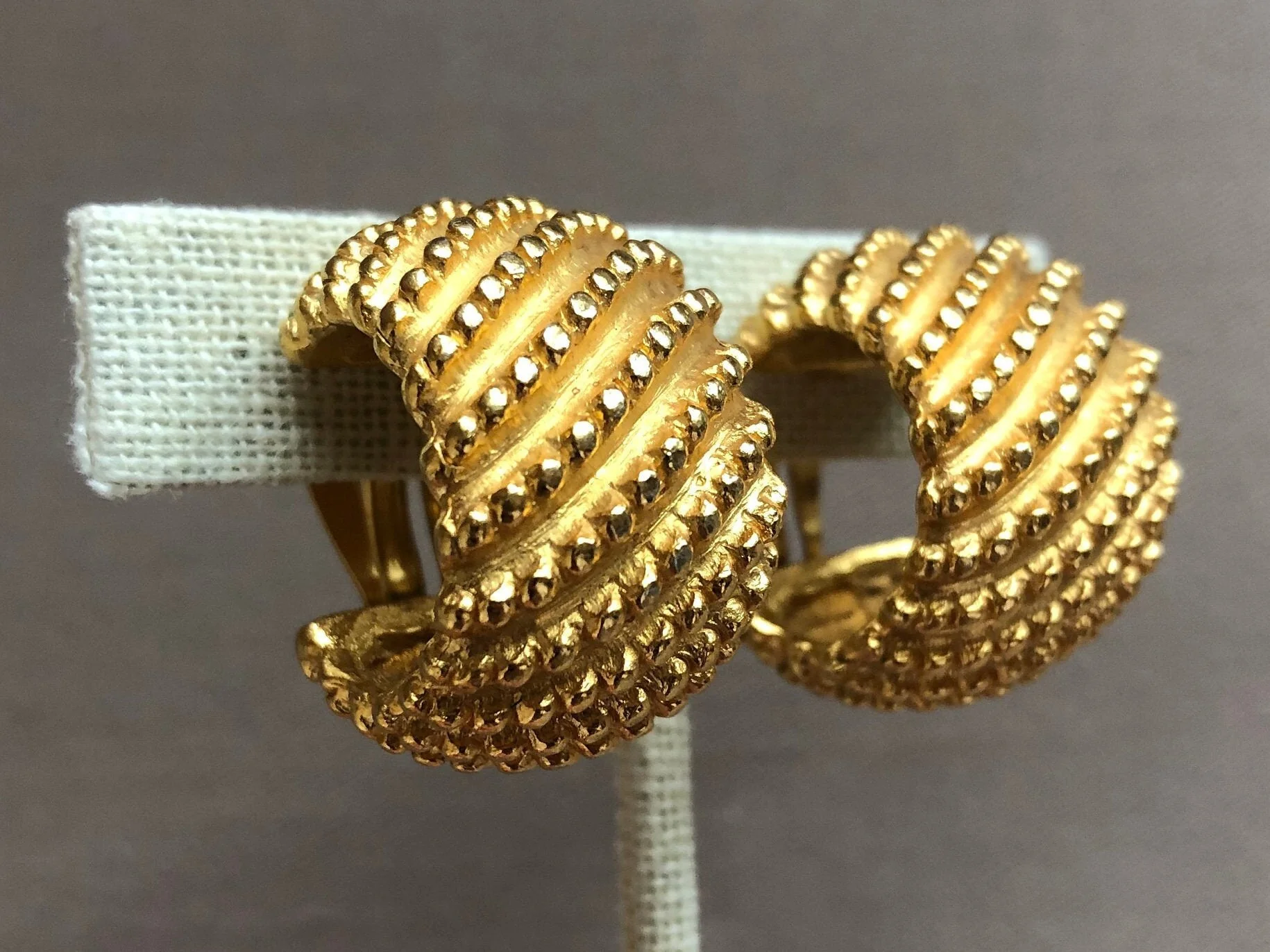 Chic Chunky Gold Tone Hoop Clip On Statement Earrings - Image 7