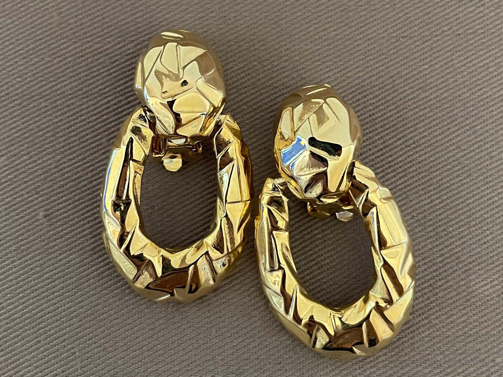 Chic Crinkled Gold Doorknocker Clip On Statement Earrings - Image 4
