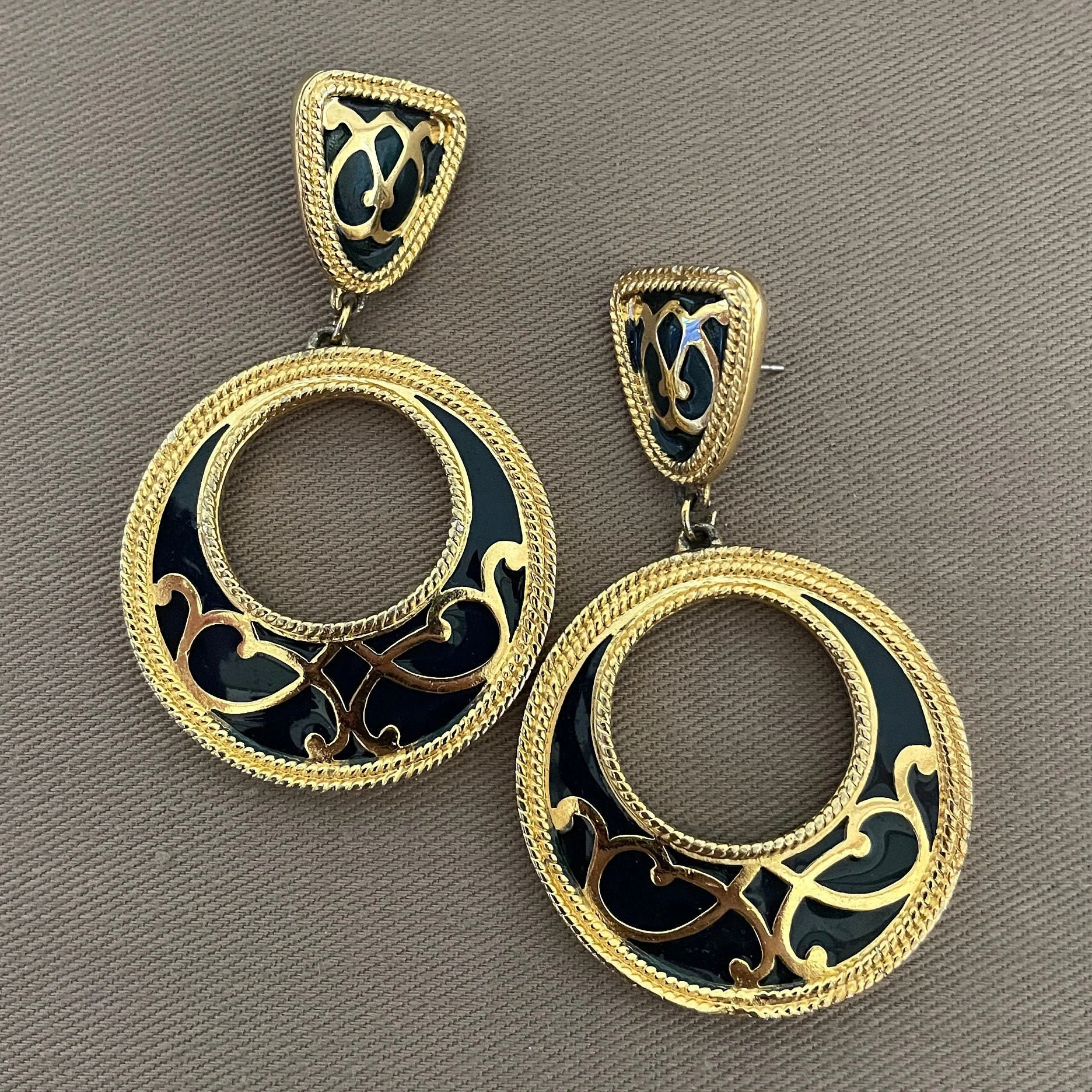 Chic Etruscan Dangling Green Enamel Scroll Ring Hoop Statement Earrings for Pierced Ears - Image 4