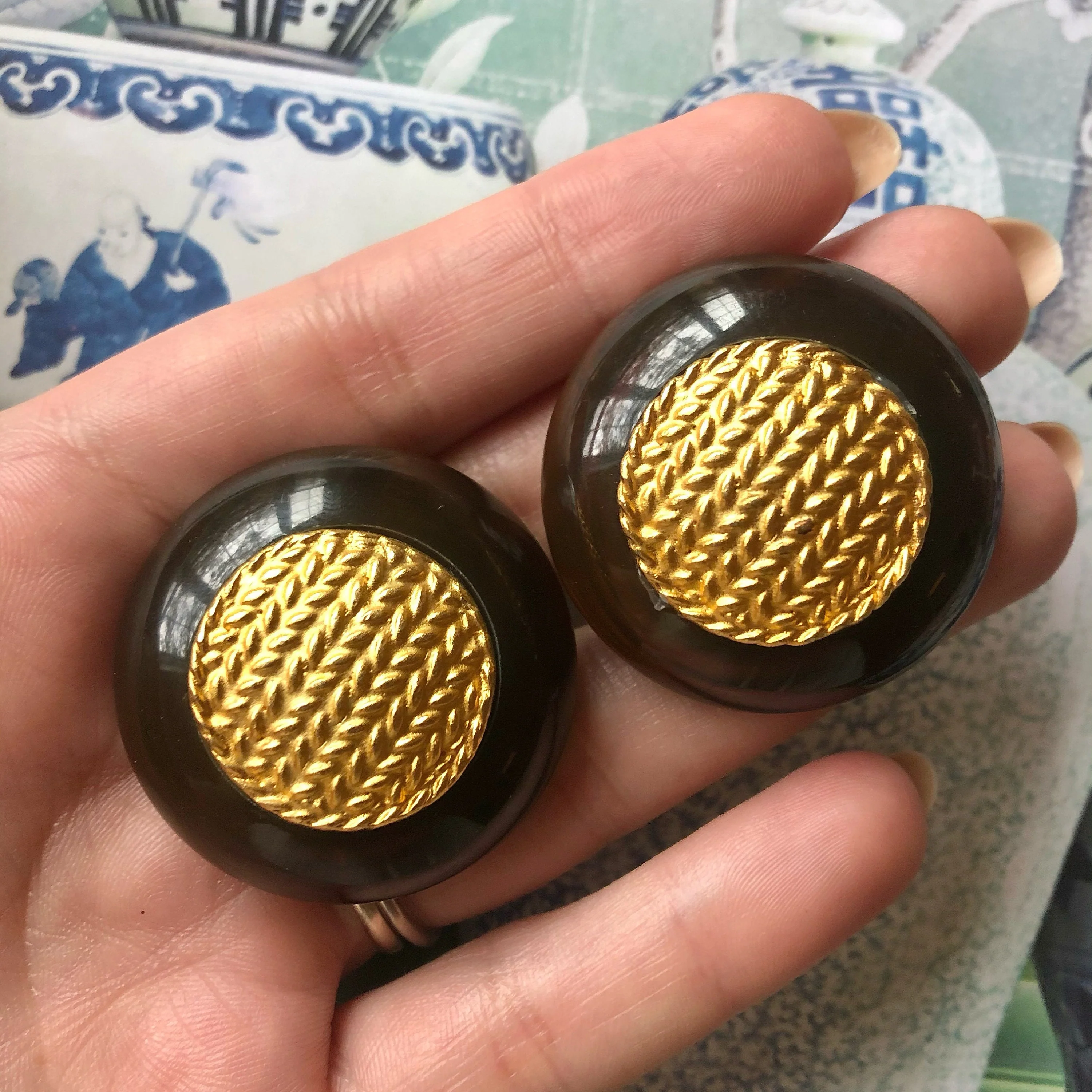 Chic Tortoiseshell Amber Lucite Clip On Statement Earrings with Matte Gold Braided Design - Image 2