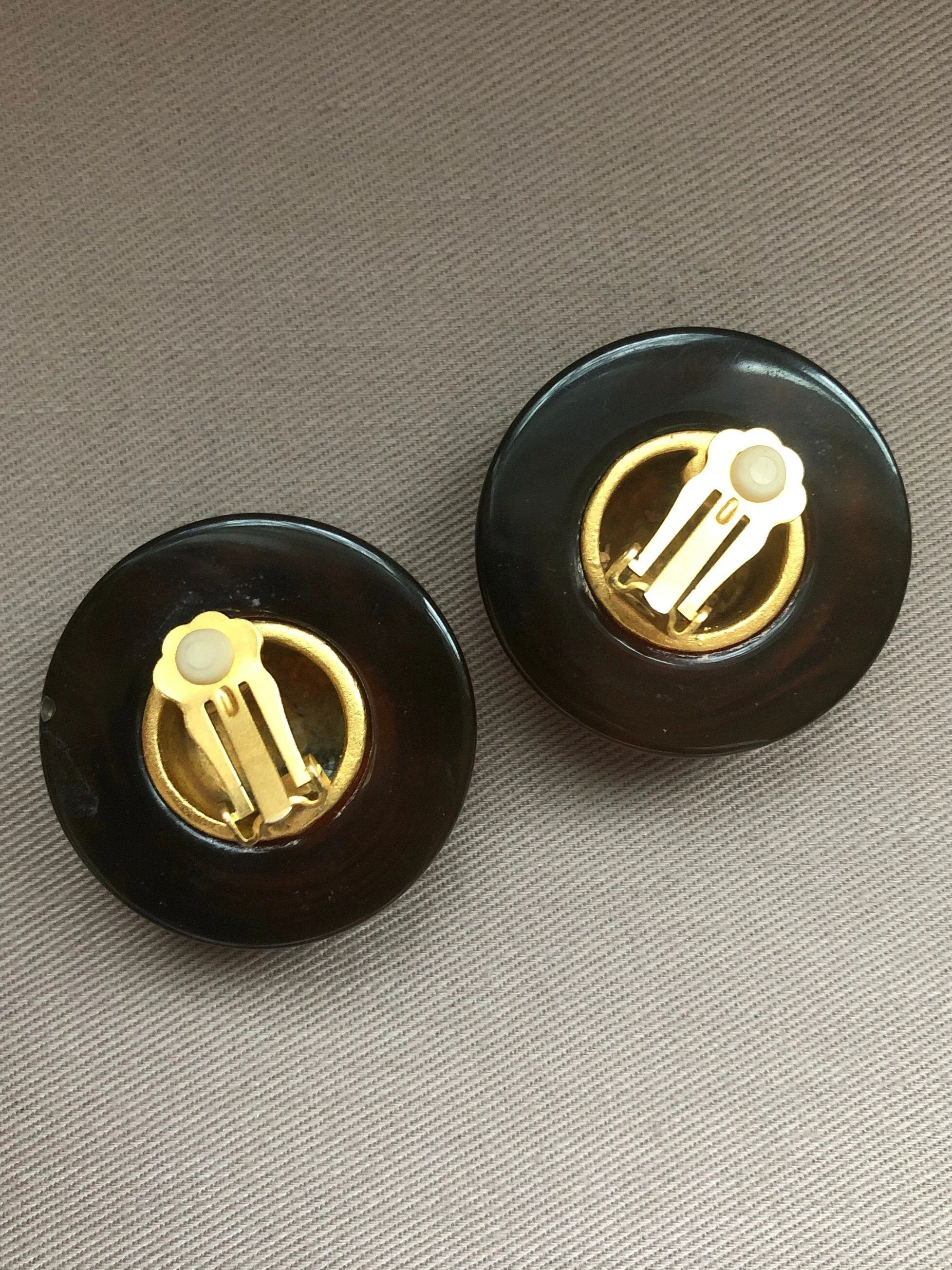 Chic Tortoiseshell Amber Lucite Clip On Statement Earrings with Matte Gold Braided Design - Image 3
