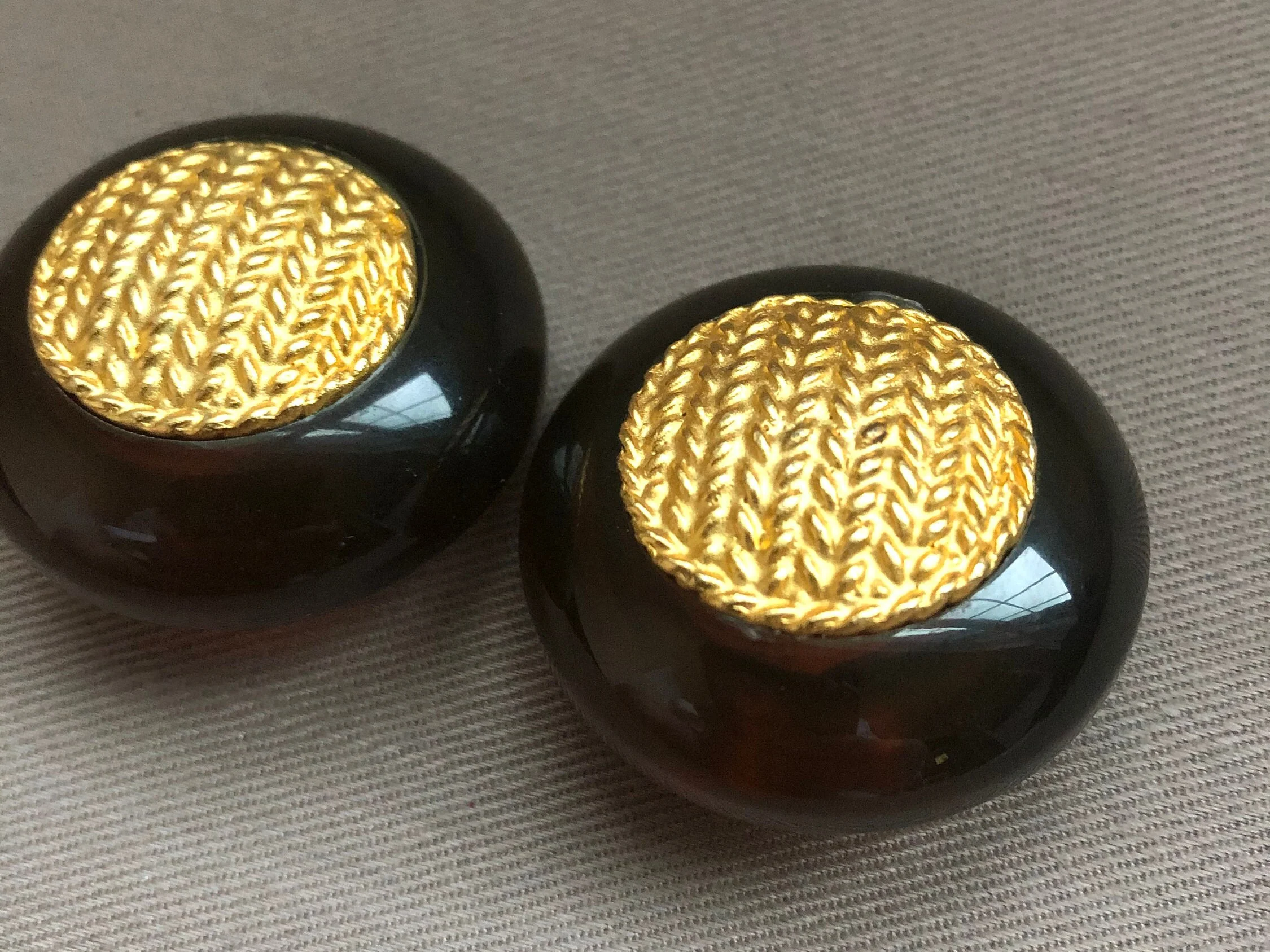 Chic Tortoiseshell Amber Lucite Clip On Statement Earrings with Matte Gold Braided Design - Image 5