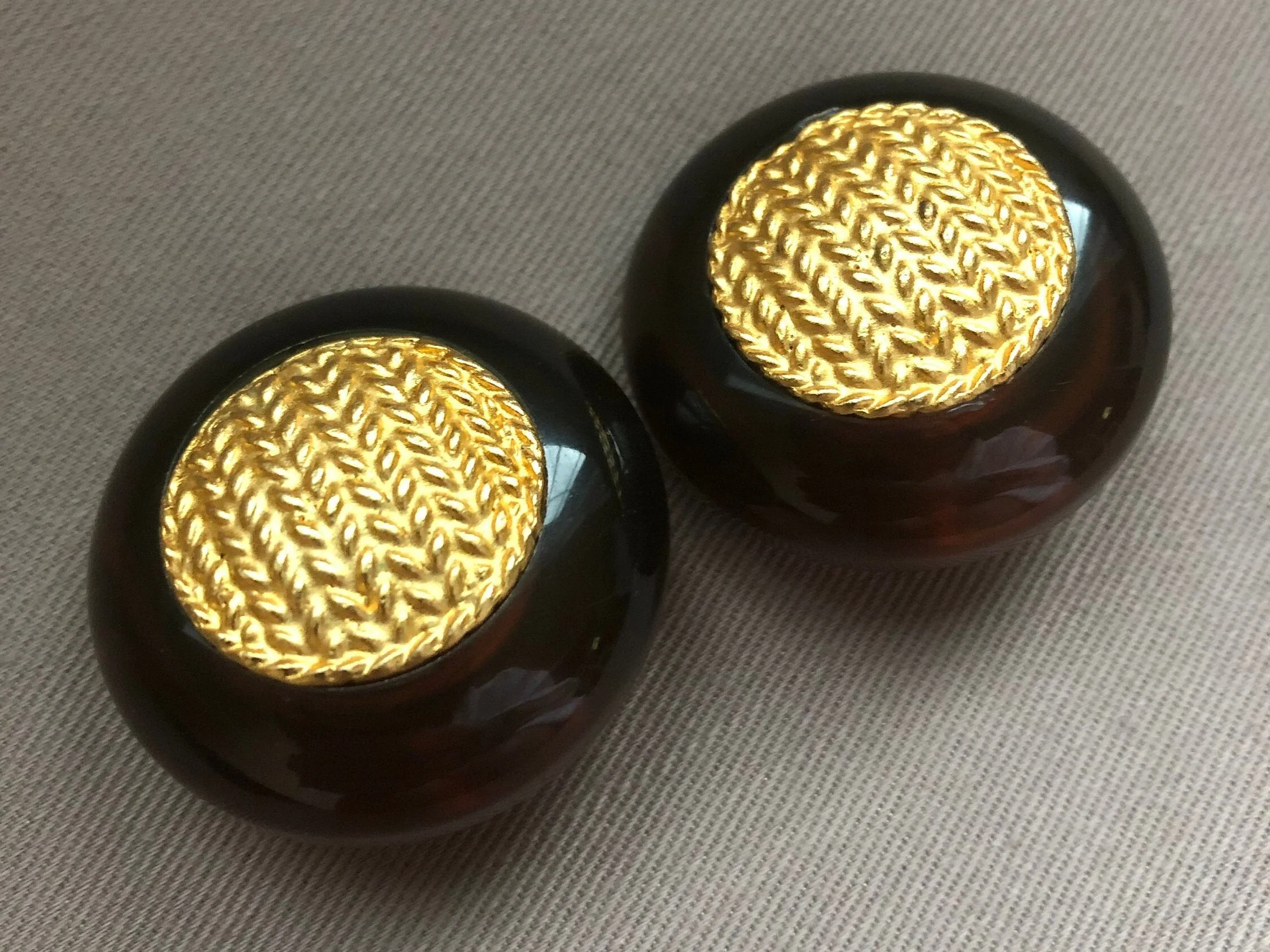 Chic Tortoiseshell Amber Lucite Clip On Statement Earrings with Matte Gold Braided Design - Image 6