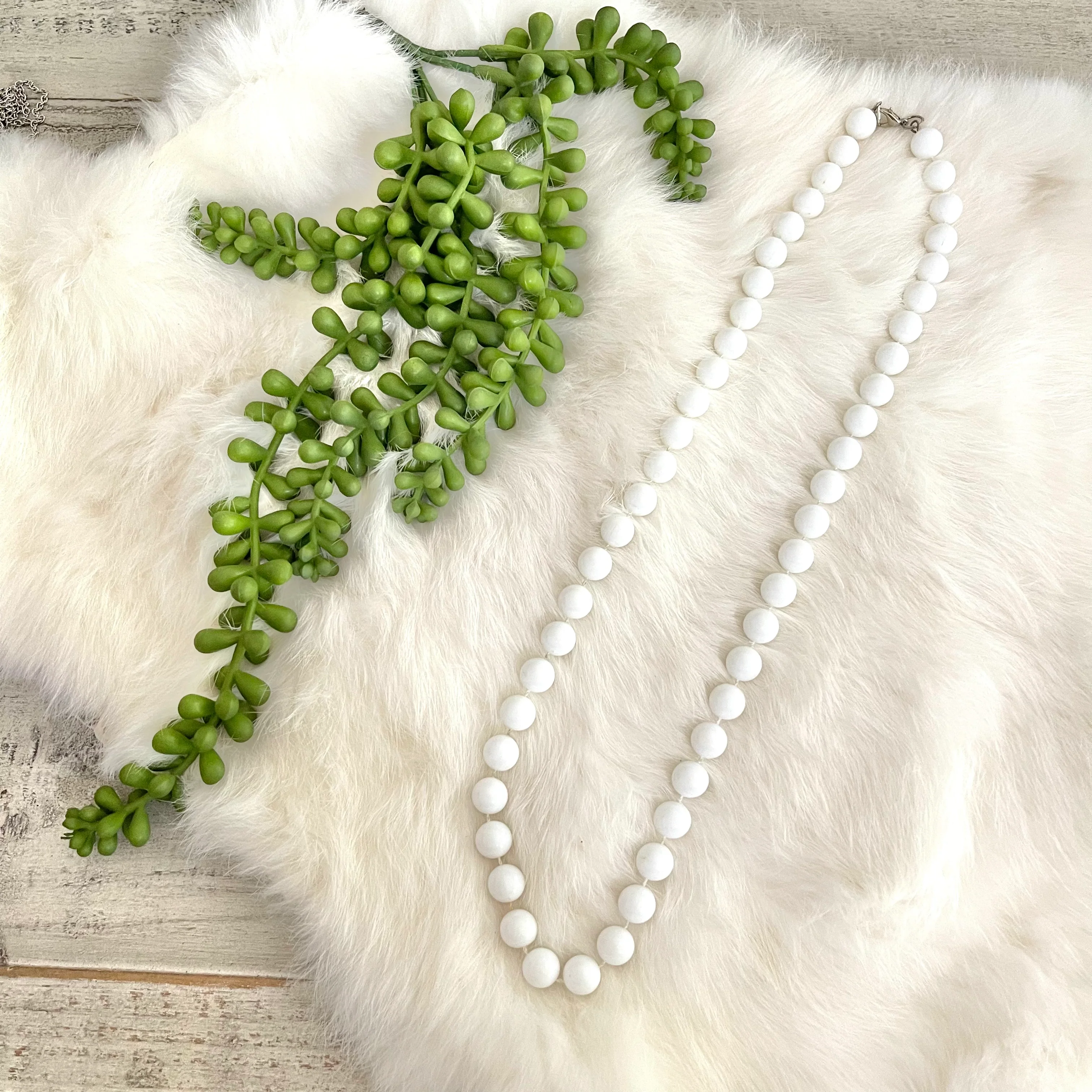 Chunky White Faux Pearl Necklace Costume Jewelry - Image 3
