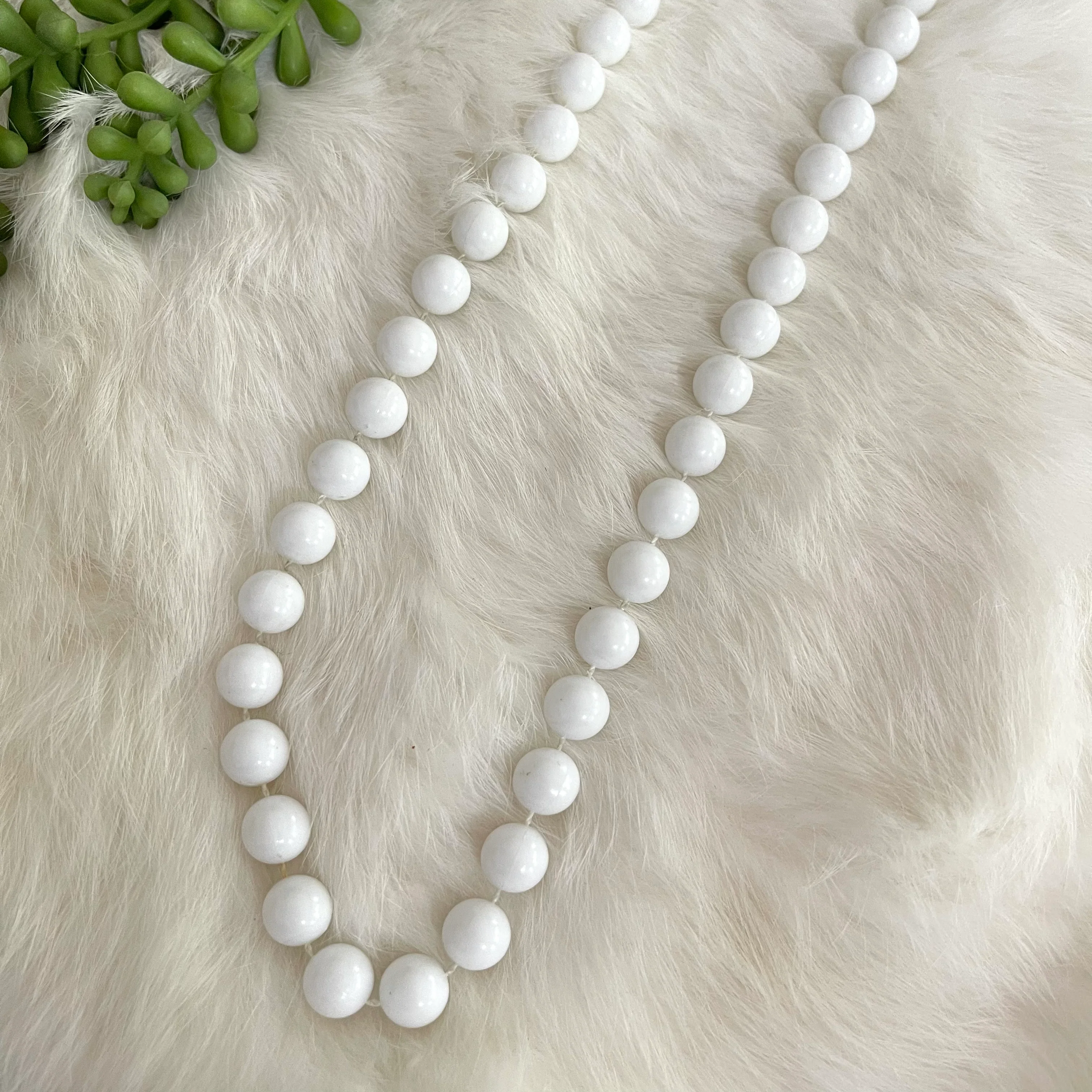 Chunky White Faux Pearl Necklace Costume Jewelry - Image 4