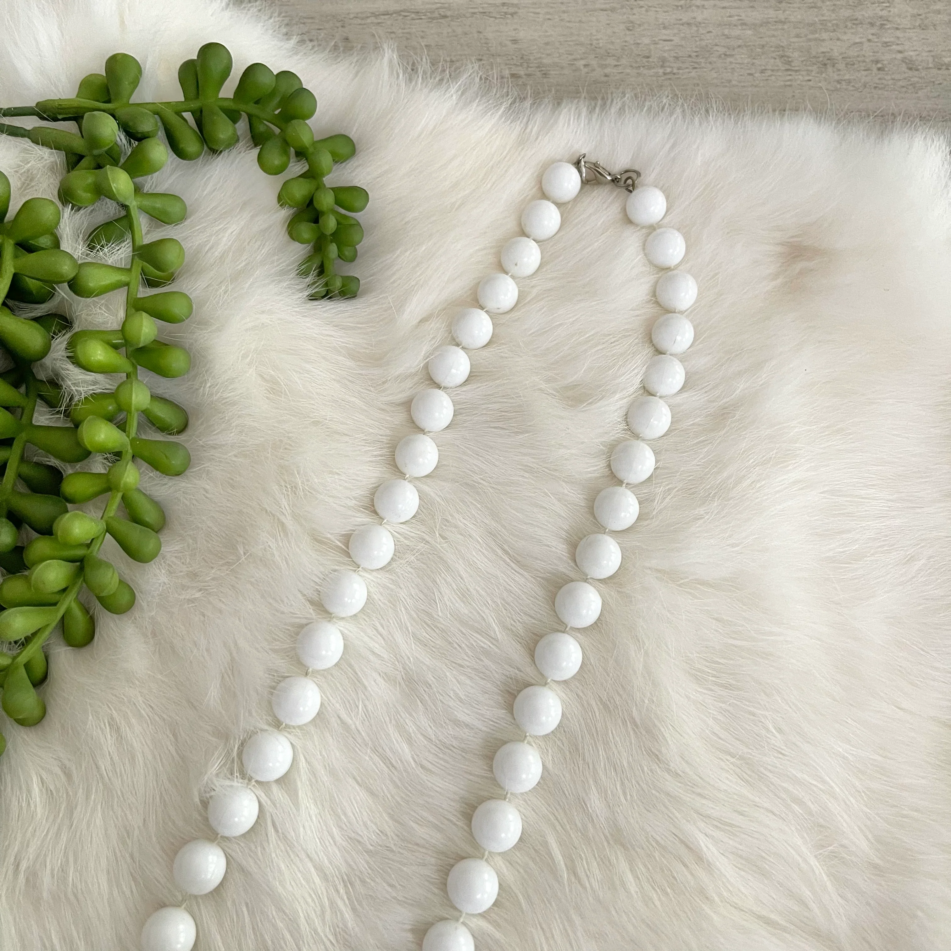 Chunky White Faux Pearl Necklace Costume Jewelry - Image 5