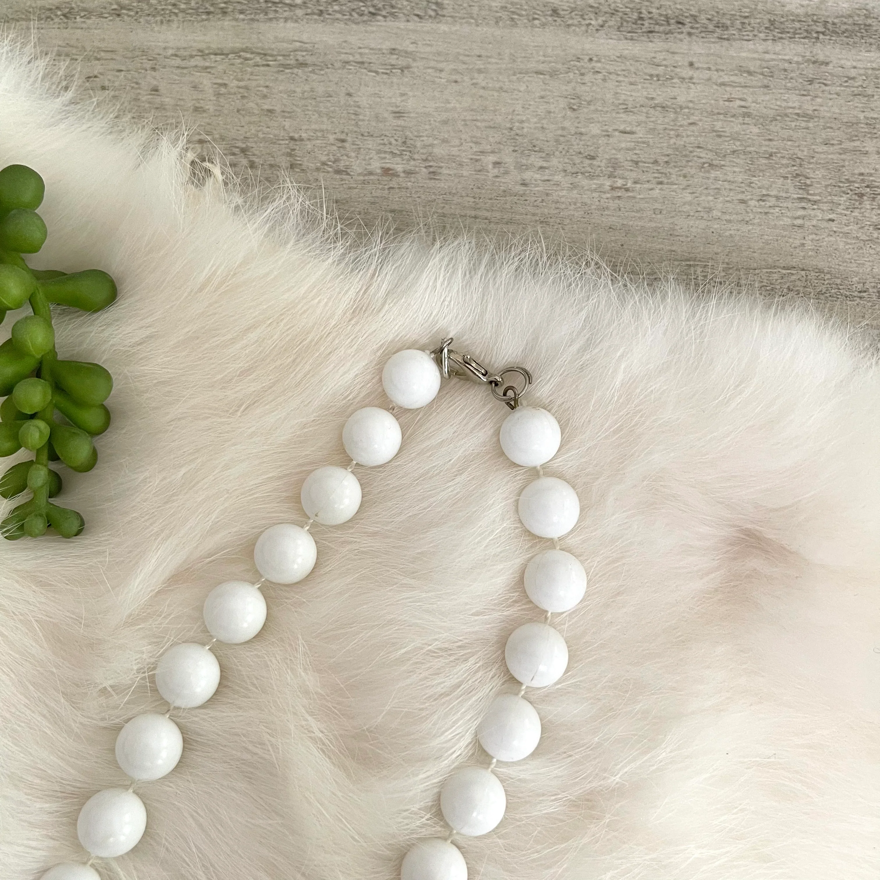 Chunky White Faux Pearl Necklace Costume Jewelry - Image 6