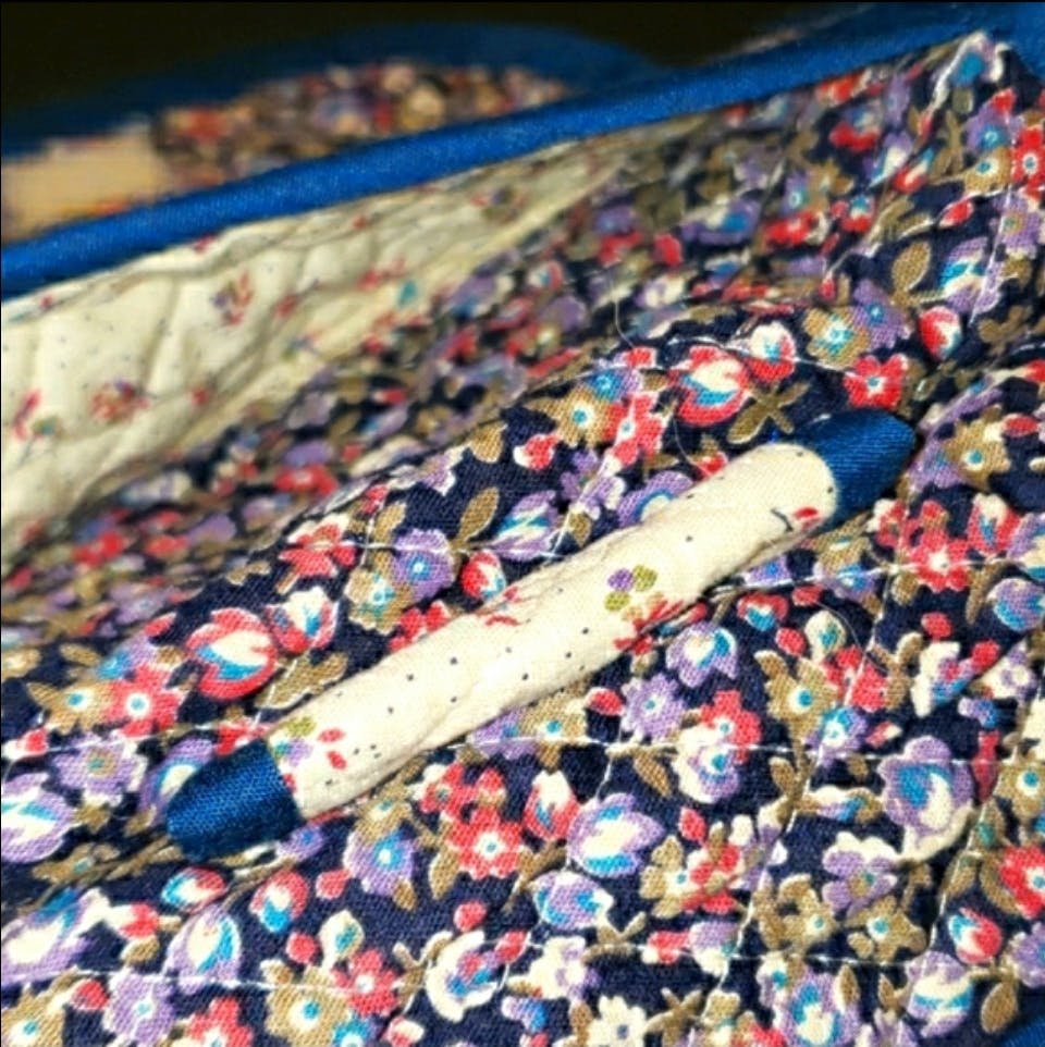 90's Cream and Blue Ditsy Floral Quilted Tri-Fold Wallet - Image 10