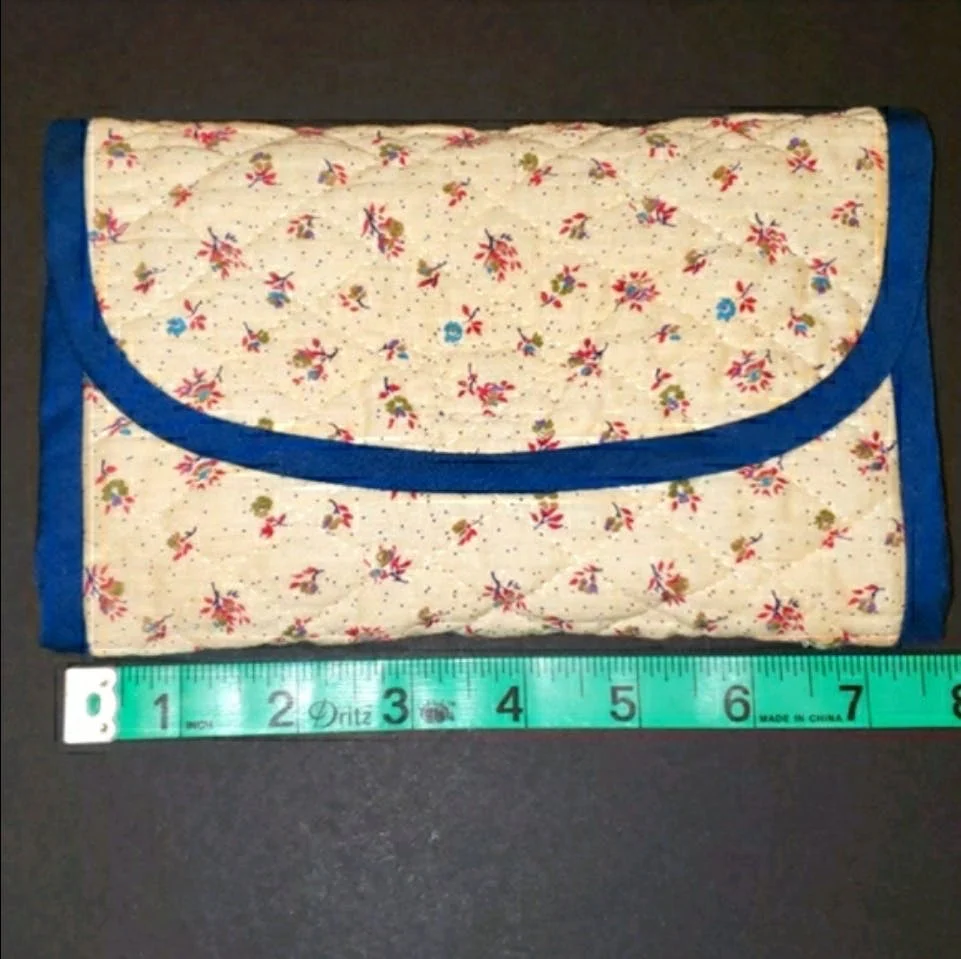 90's Cream and Blue Ditsy Floral Quilted Tri-Fold Wallet - Image 13