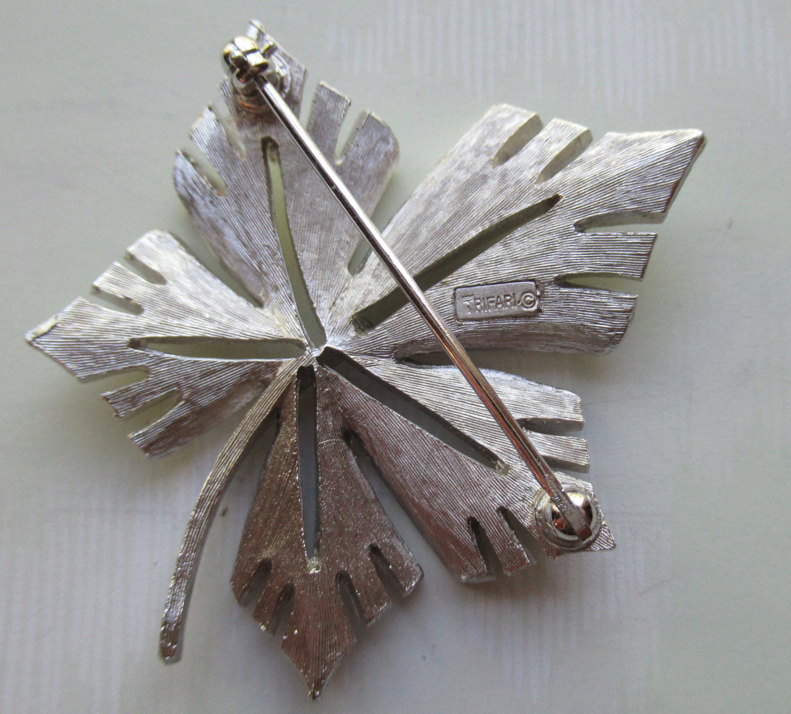 Crown Trifari Brooch Silver Tone Metal Leaf On a Stem, Lovely Designer Details, Classic Chic Style From The Sophisticated Early 60s, Vtg - Image 9