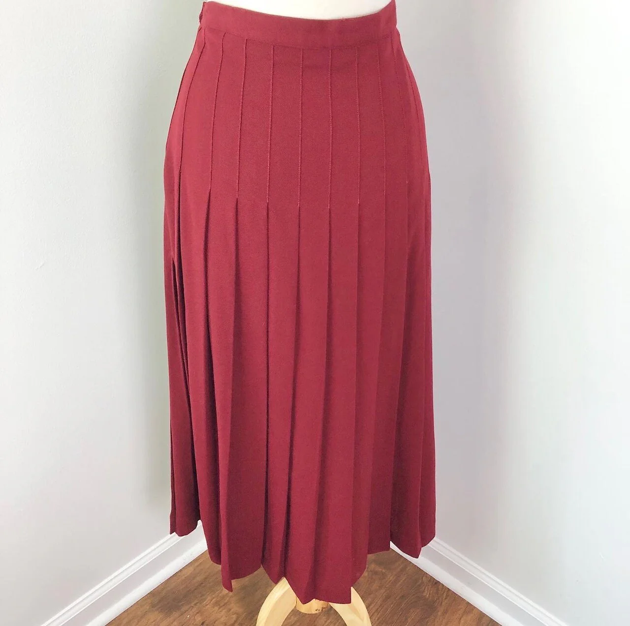 Curvy 90s Pleated Burgundy Skirt “the Folio Collection” by Saks Fifth Ave - Image 2