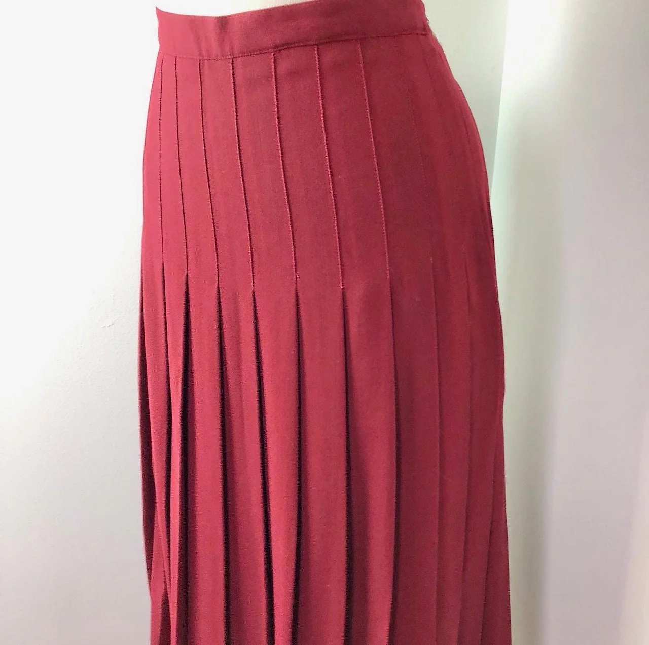 Curvy 90s Pleated Burgundy Skirt “the Folio Collection” by Saks Fifth Ave - Image 5