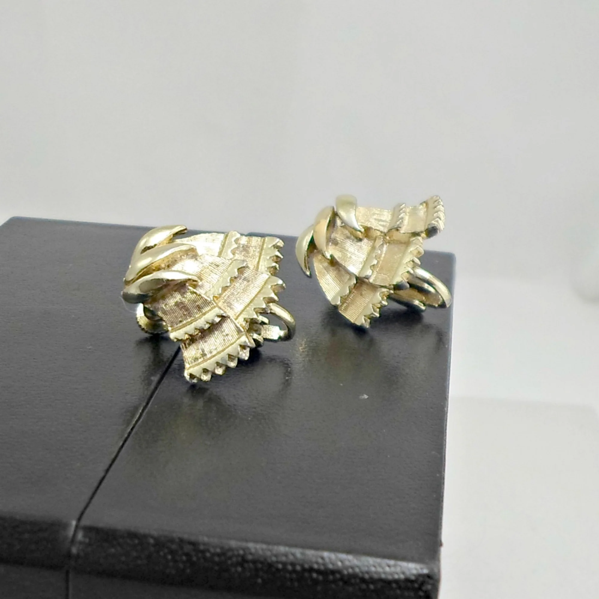 Earrings Bell Shape Patent Nbr Clip On By Coro - Image 3