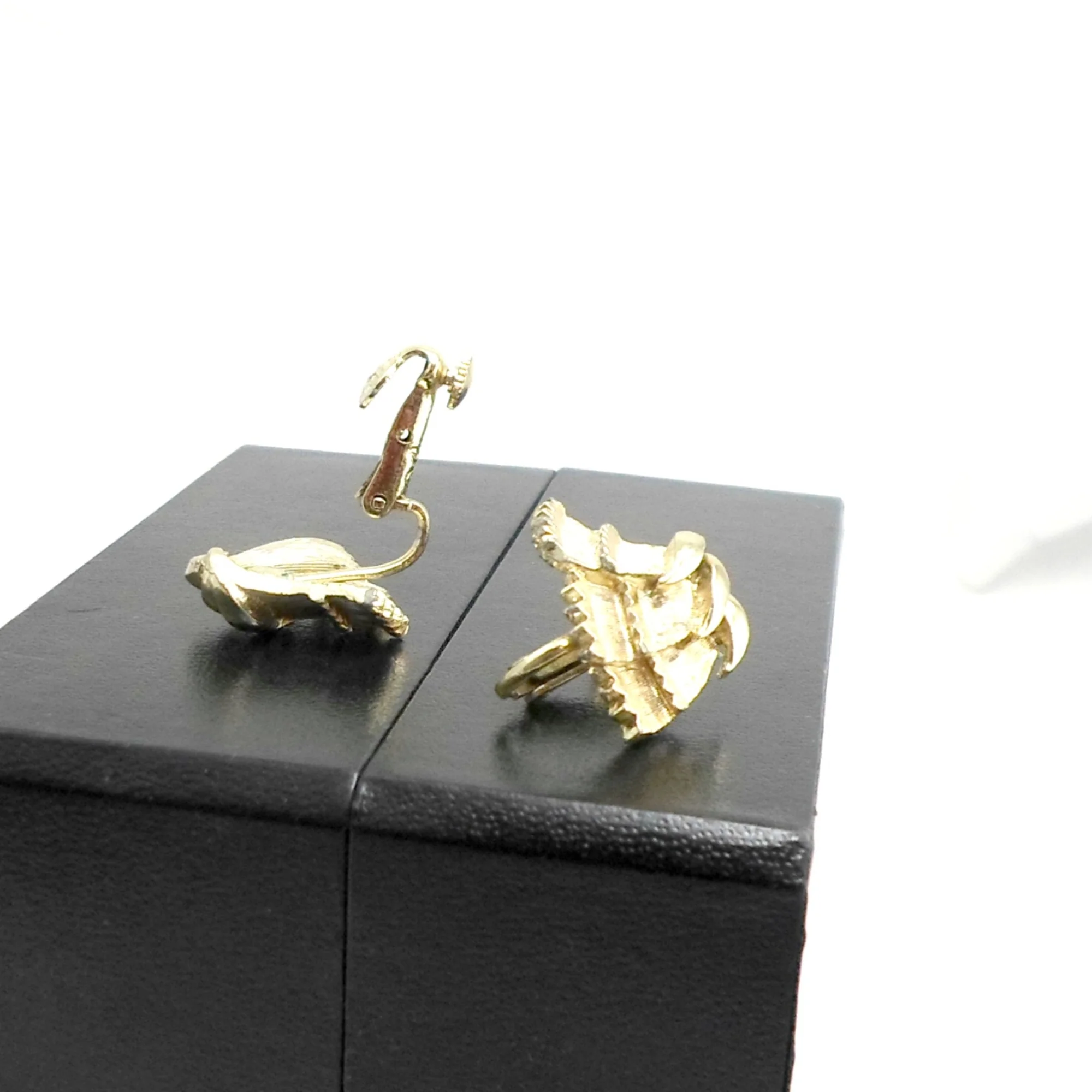 Earrings Bell Shape Patent Nbr Clip On By Coro - Image 4