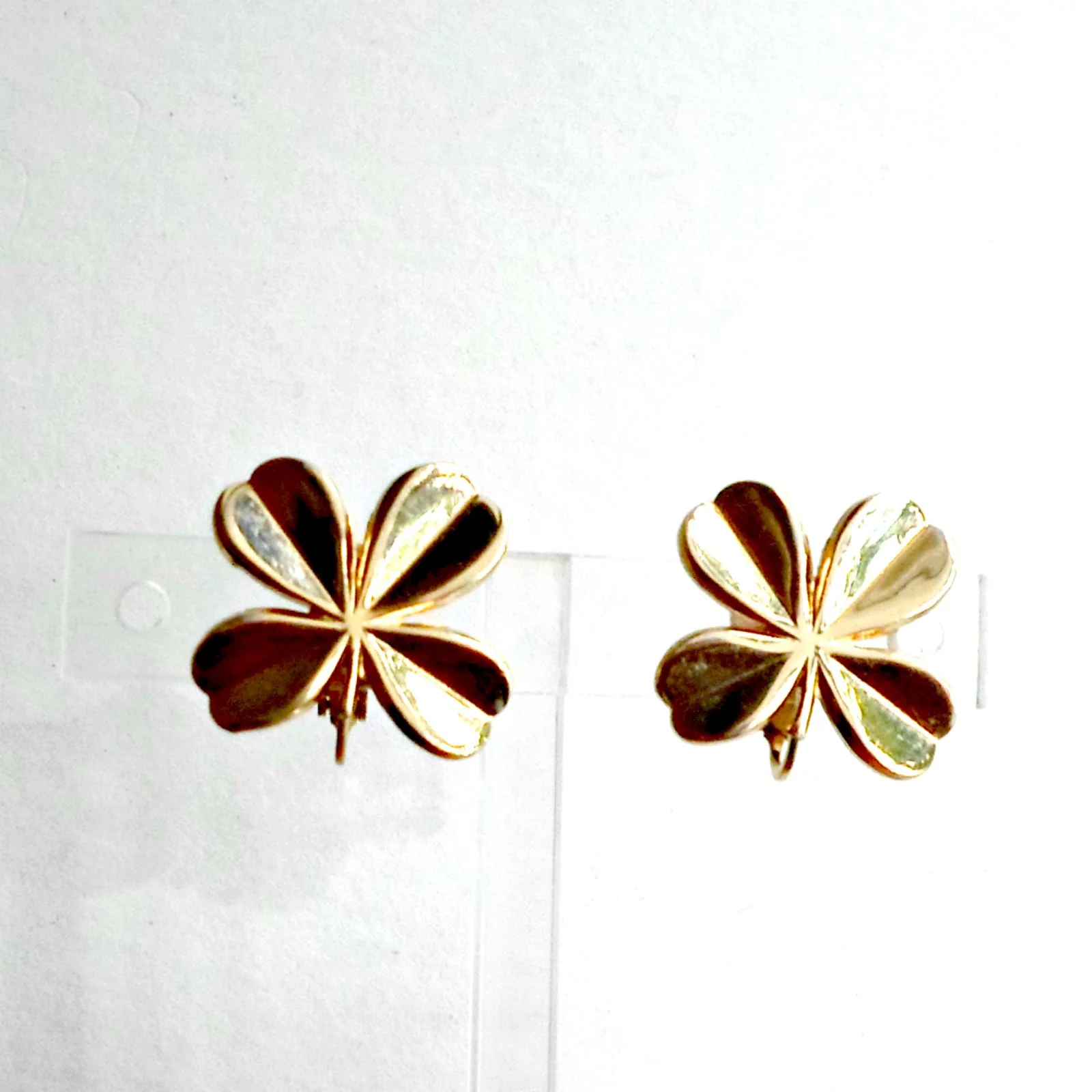 Earrings Goldtone Screwback Shamrock By Accessocraft - Image 3