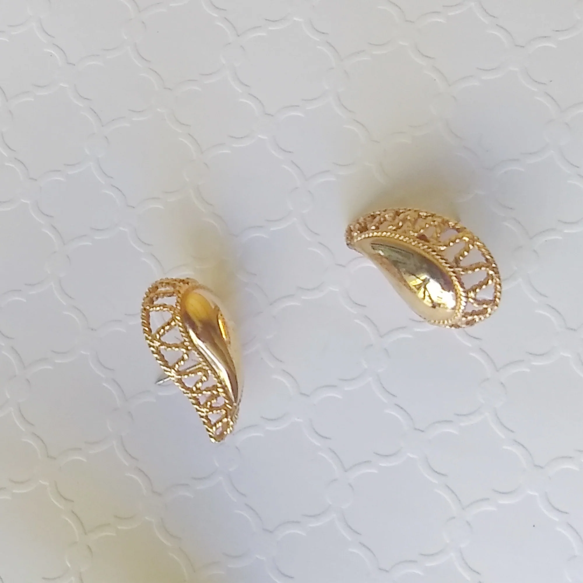 Earrings Goldtone Teardrop Faux Filigree Pierced - Image 3
