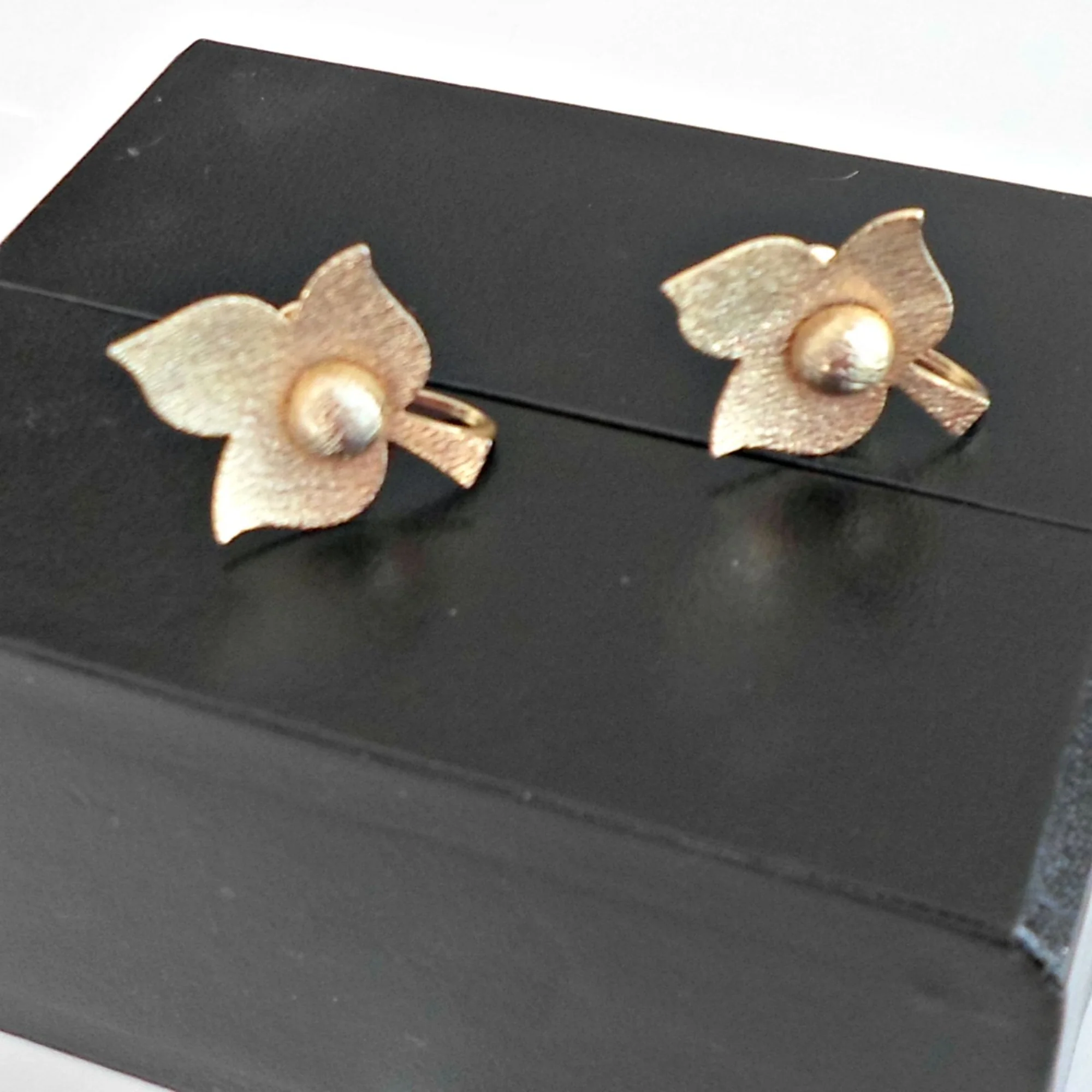 Earrngs Textured Leaf Goldtone Screw Back - Image 3