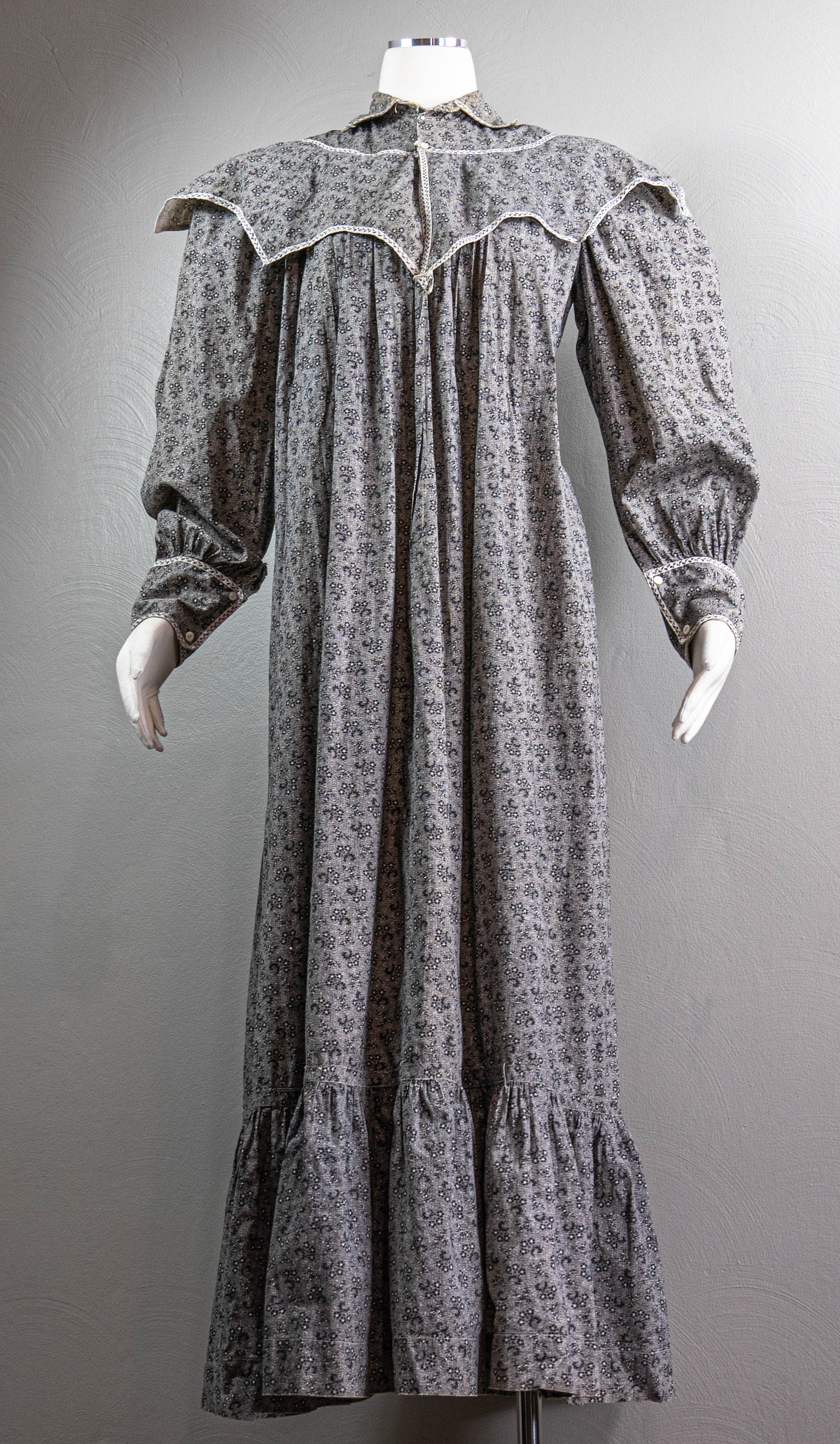 Edwardian/Victorian Lovely Black And White Calico Cotton Wrapper Dress - Image 3