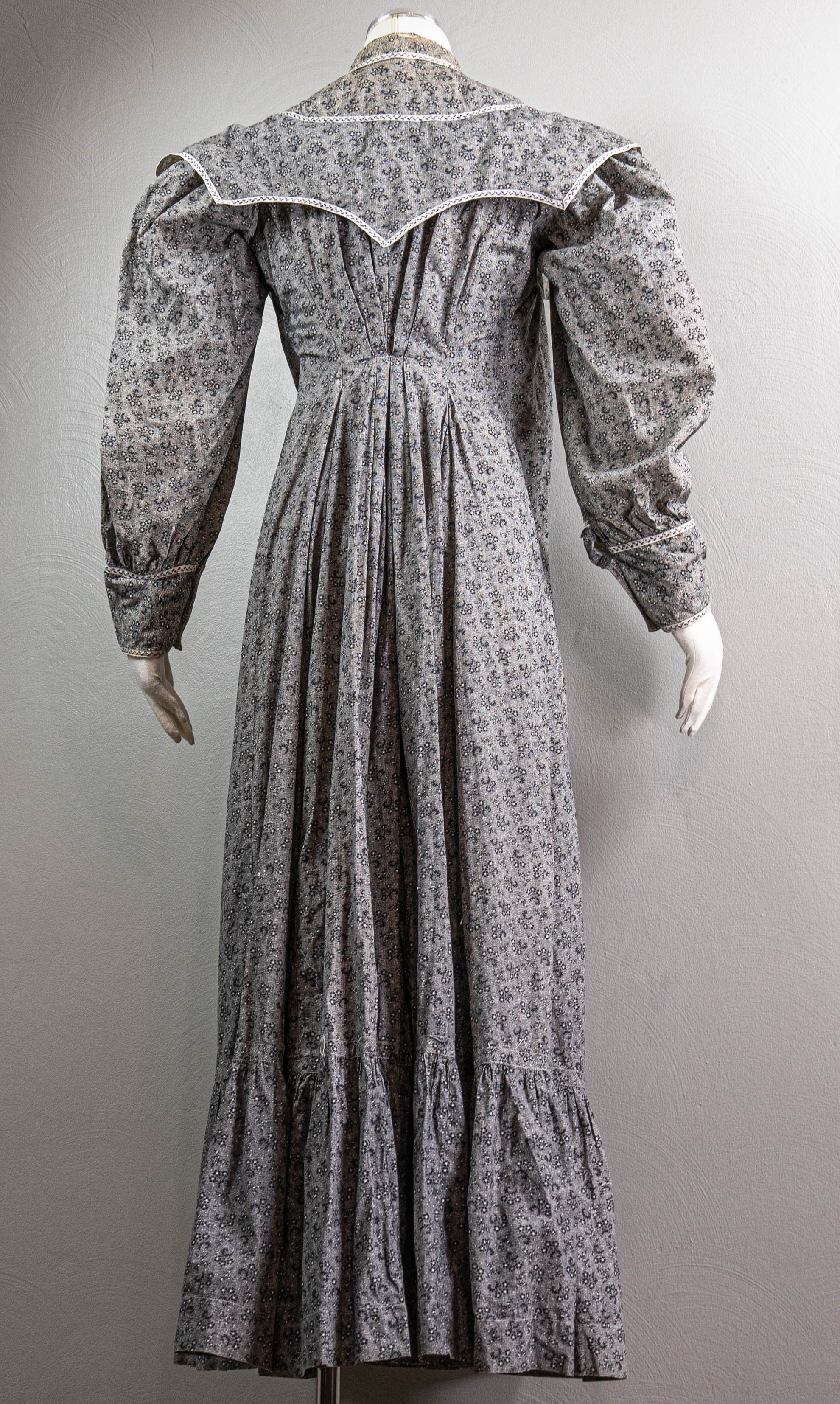 Edwardian/Victorian Lovely Black And White Calico Cotton Wrapper Dress - Image 4