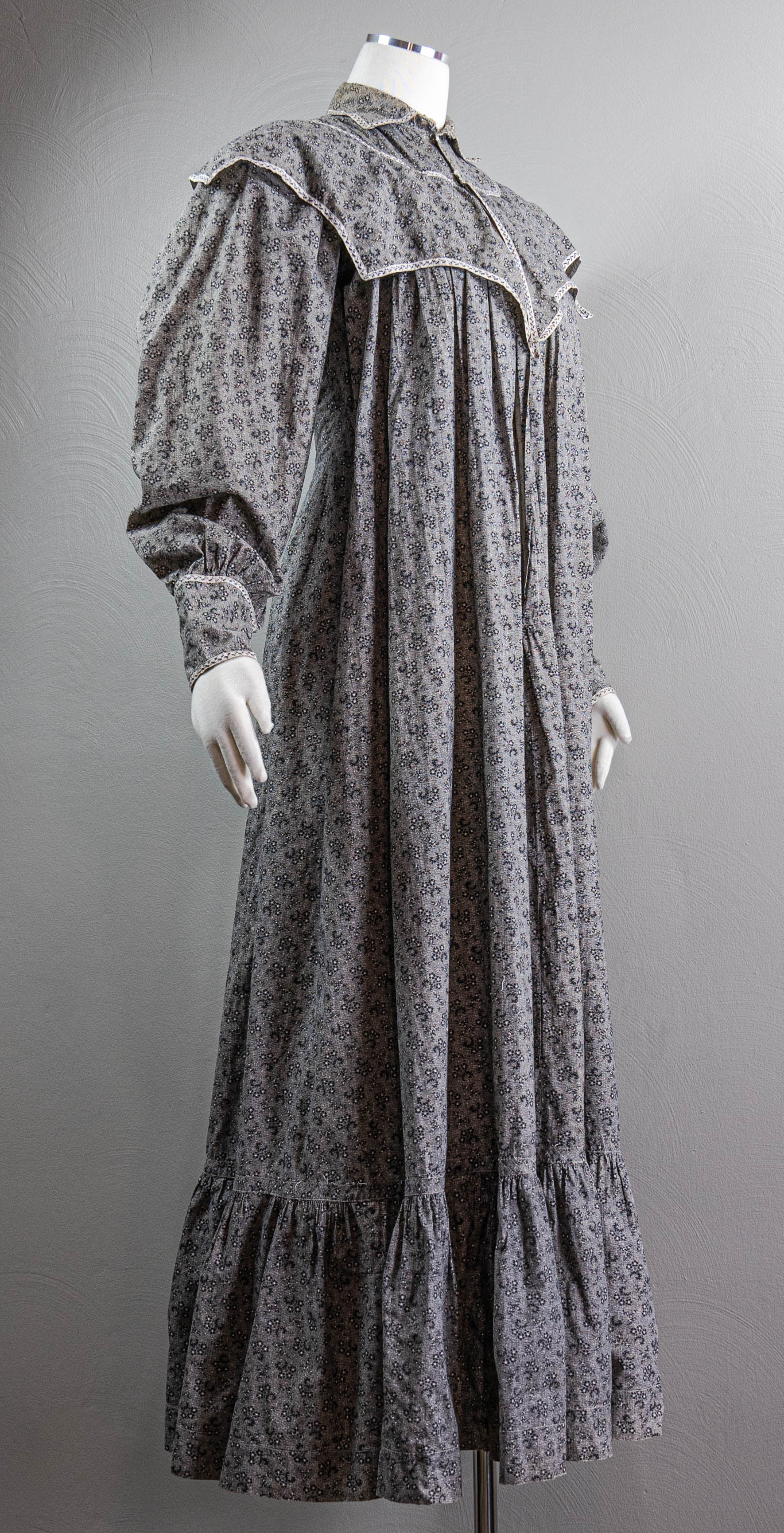 Edwardian/Victorian Lovely Black And White Calico Cotton Wrapper Dress - Image 5