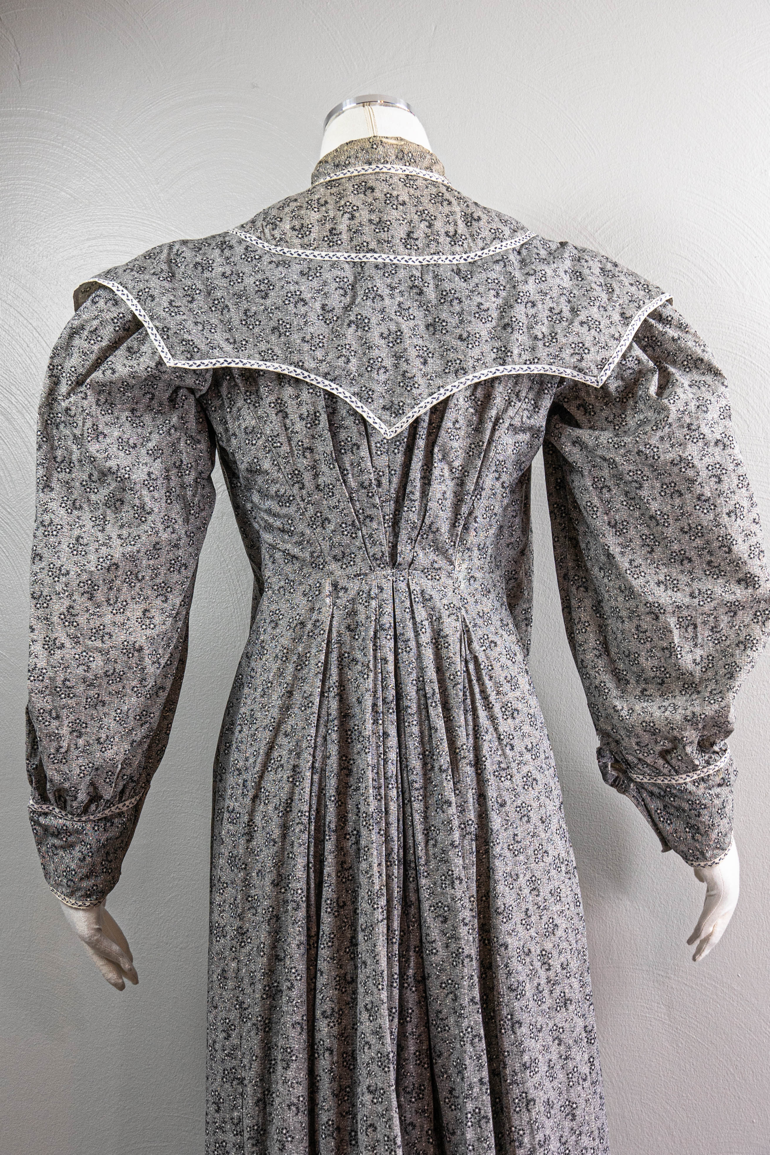 Edwardian/Victorian Lovely Black And White Calico Cotton Wrapper Dress - Image 9
