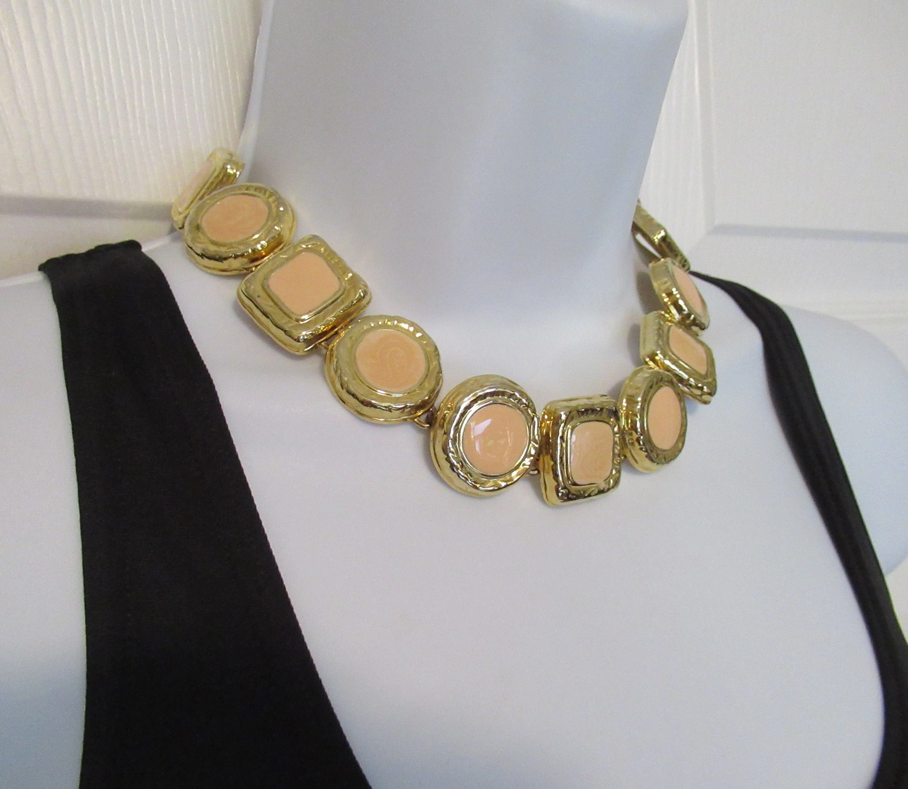 Enamel 16 Inch Choker On Gold Tone Metal Links Alternating 3/4 Inch Circles and Squares Unsigned Toggle Clasp Unique Pastel Pink/gold Vtg - Image 7