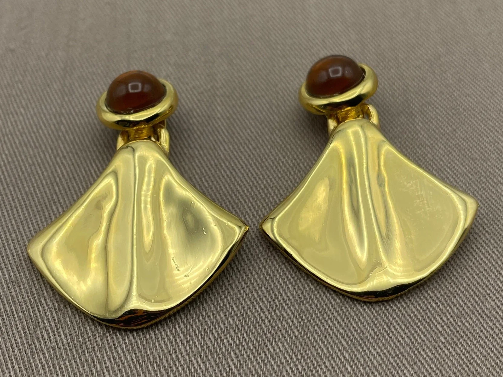 Etruscan Revival Tortoiseshell Cabochon Dangle Clip On Statement Earrings - Image 4