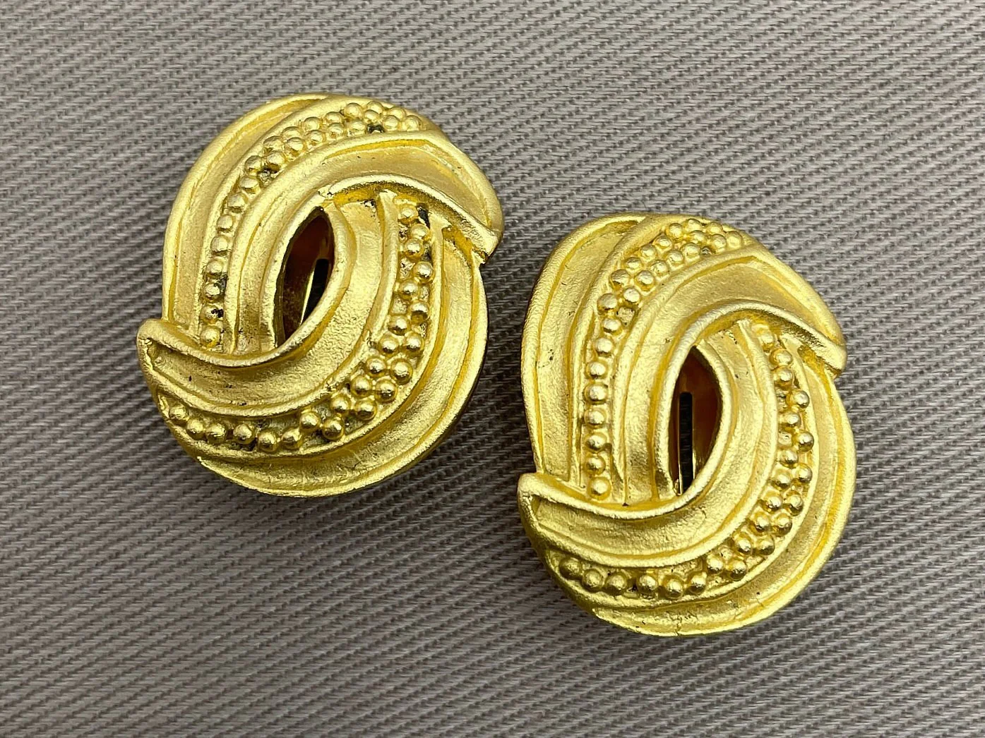 Etruscan Signed Clip On Statement Earrings Matte Gold Byzantine by Leslie Block - Image 3