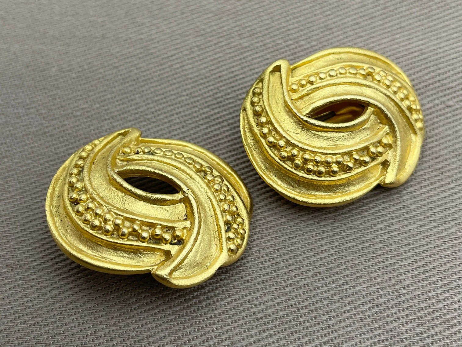 Etruscan Signed Clip On Statement Earrings Matte Gold Byzantine by Leslie Block - Image 4