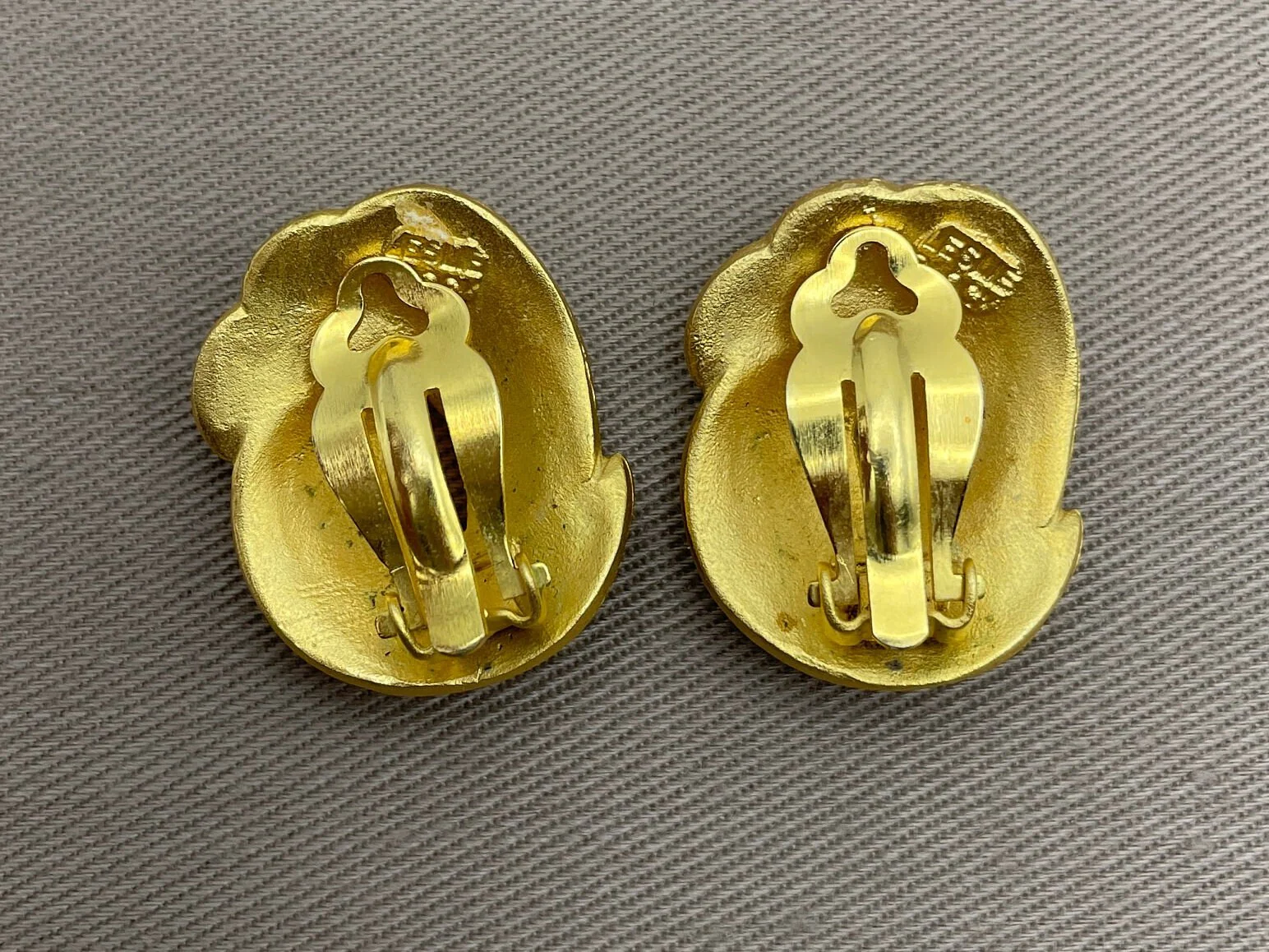 Etruscan Signed Clip On Statement Earrings Matte Gold Byzantine by Leslie Block - Image 5
