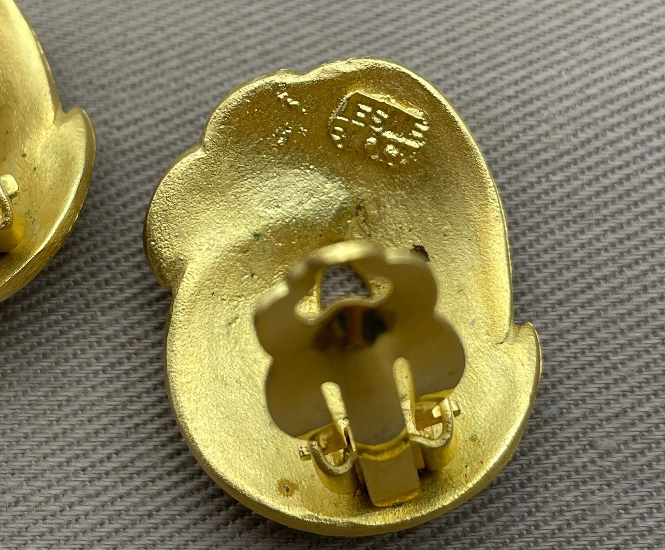 Etruscan Signed Clip On Statement Earrings Matte Gold Byzantine by Leslie Block - Image 6