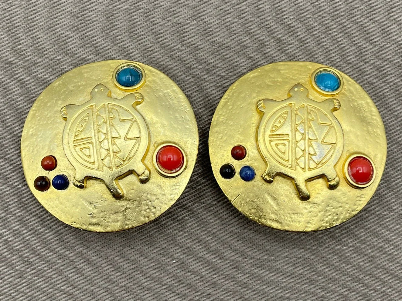Etruscan Turtle Motif Hammered Gold Tone Clip On Statement Earrings Colorful Cabochons - Image 2