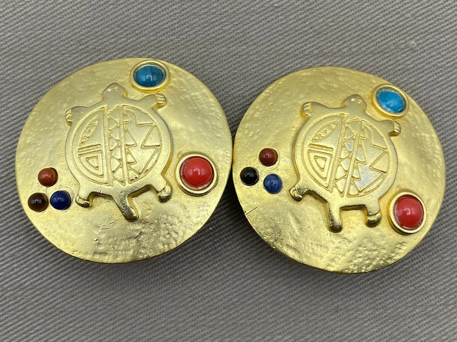 Etruscan Turtle Motif Hammered Gold Tone Clip On Statement Earrings Colorful Cabochons - Image 5